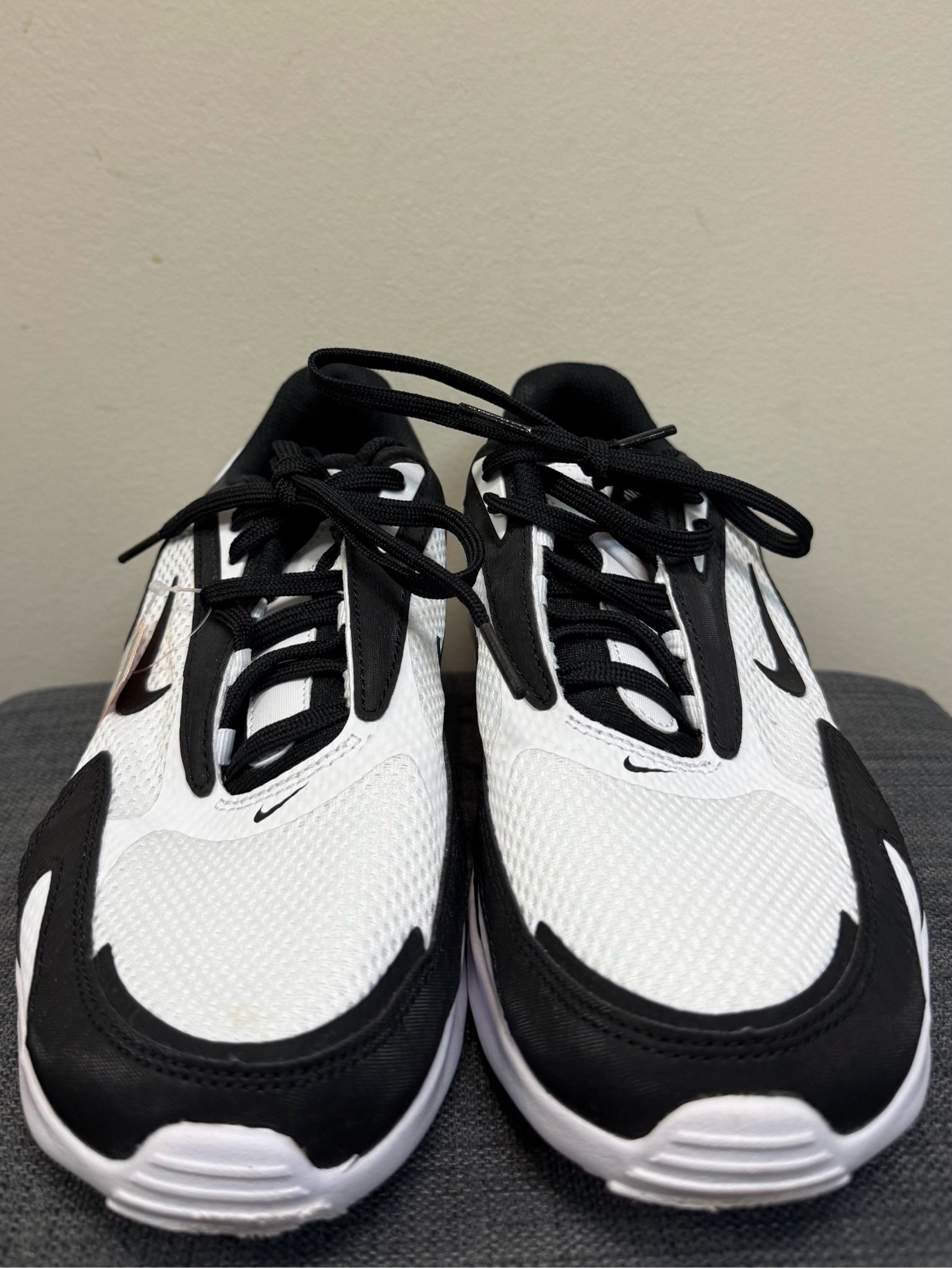 9.5 NIKE White and Black Sneakers