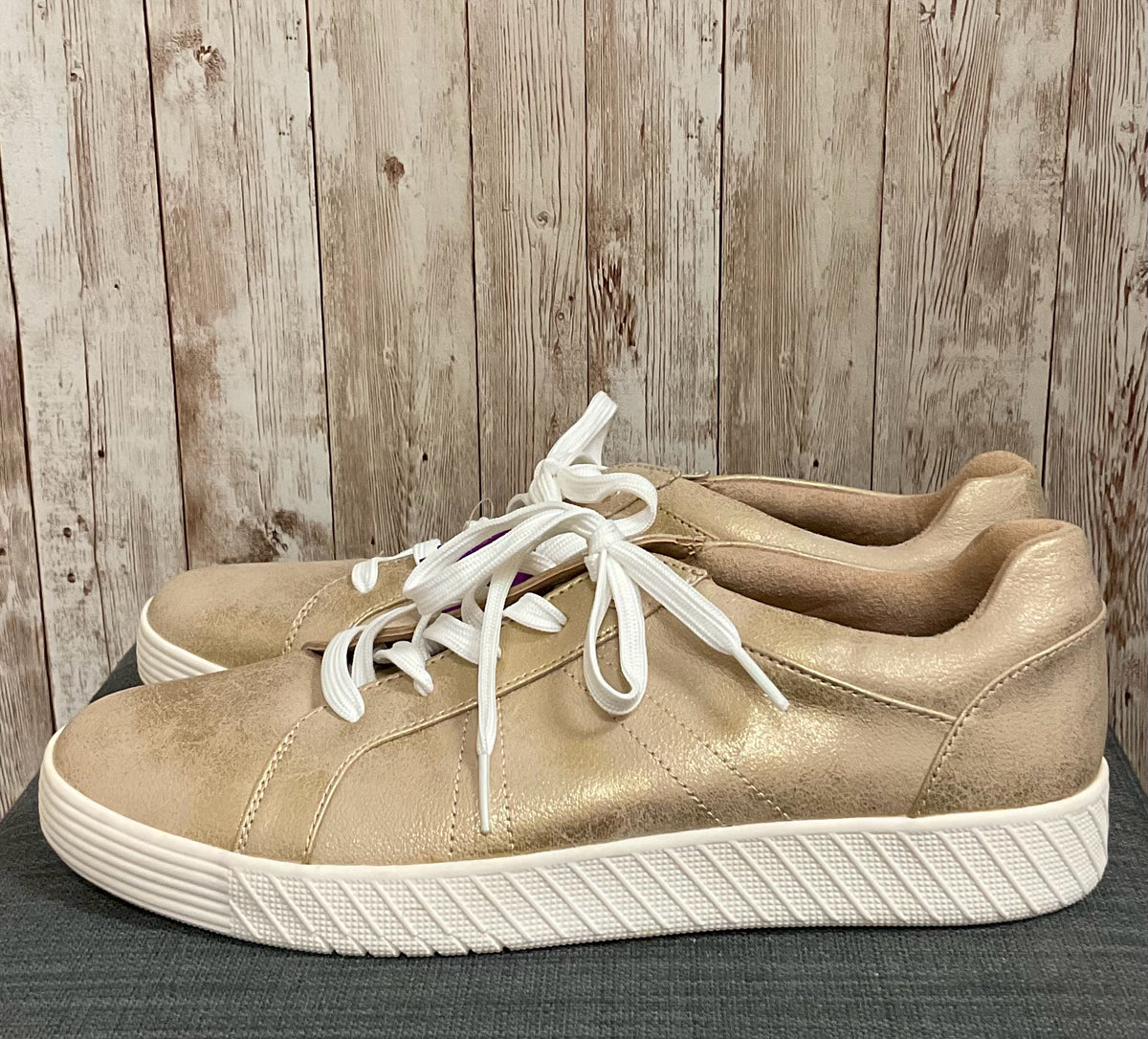 11 NATURALIZER Gold Sneakers