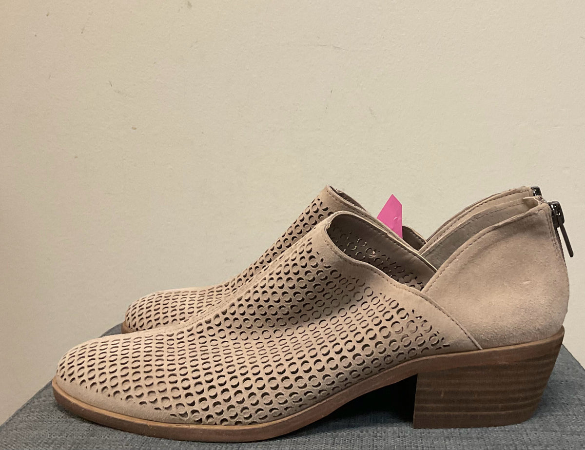 11 VINCE CAMUTO LIGHT TAUPE SHOES