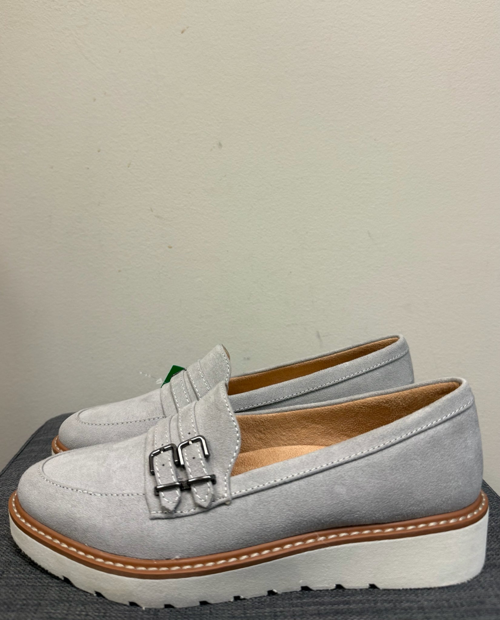7 NATURALIZER Gray Loafers