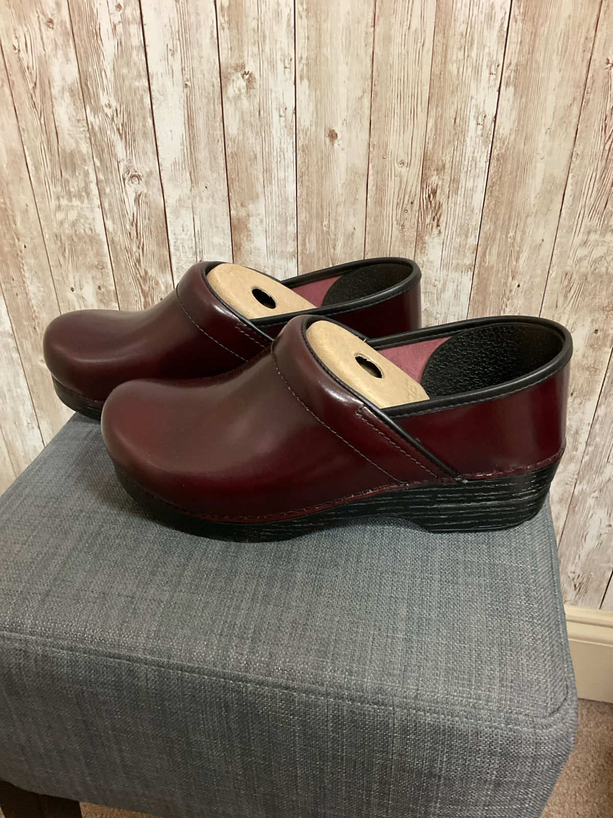 9.5 DANSKO MERLOT Clogs
