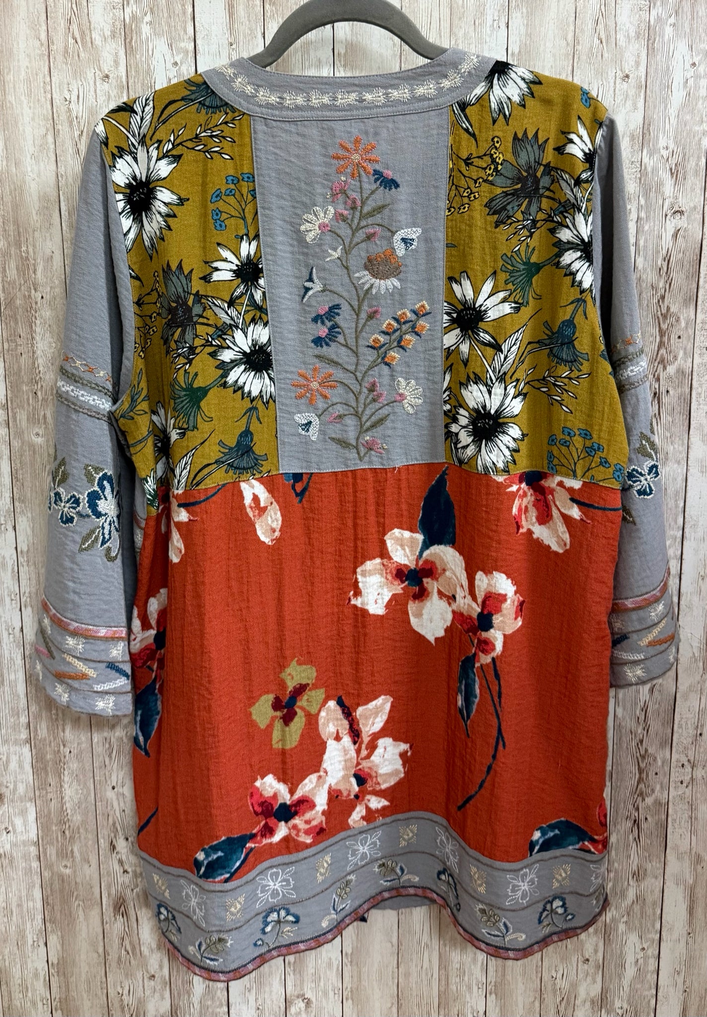 Size M JOHN MARK grey print Top