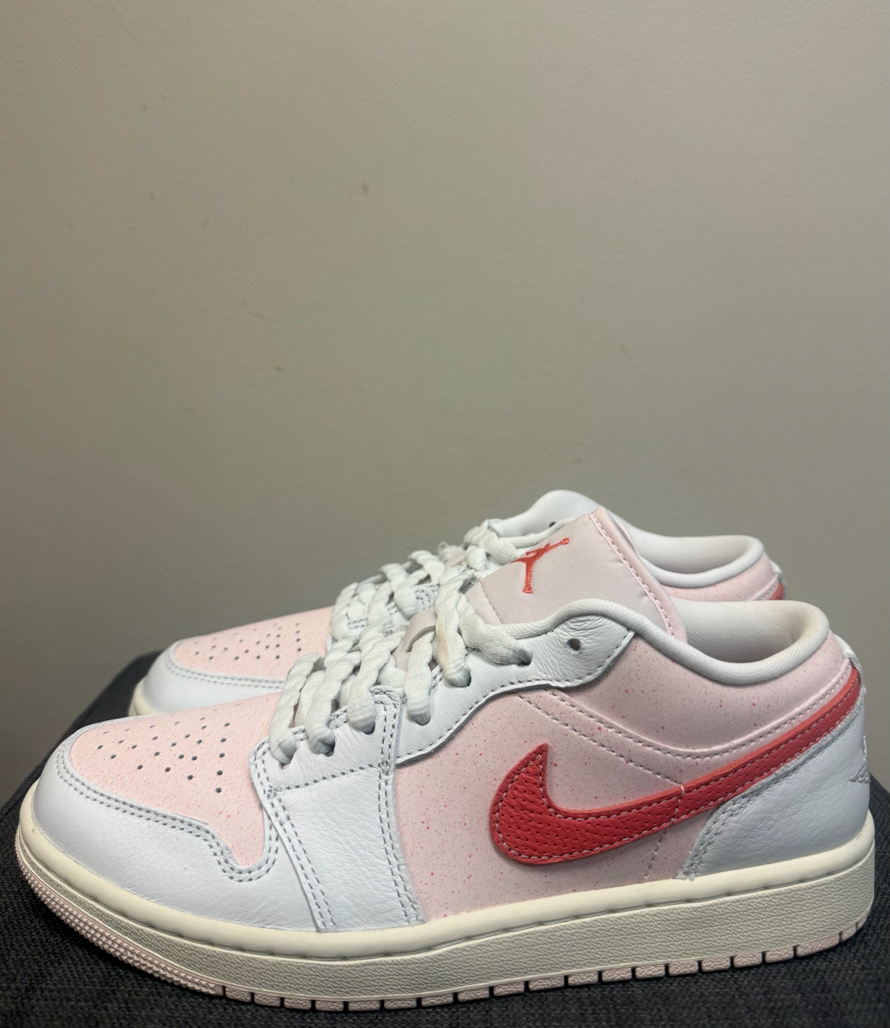 8 NIKE PINK AND WHITE LEATHER SHOES