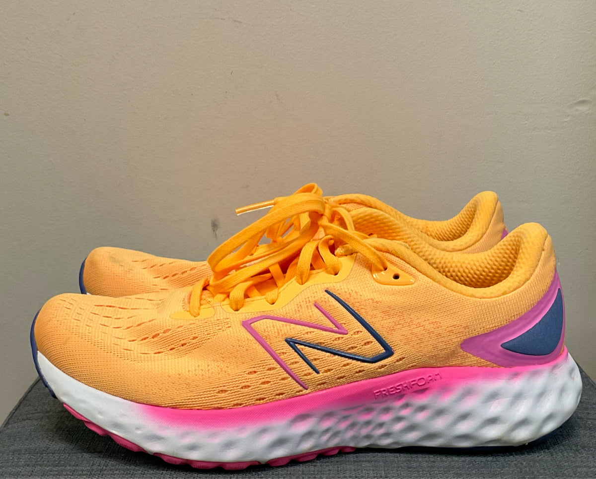10 NEW BALANCE Orange Sneakers