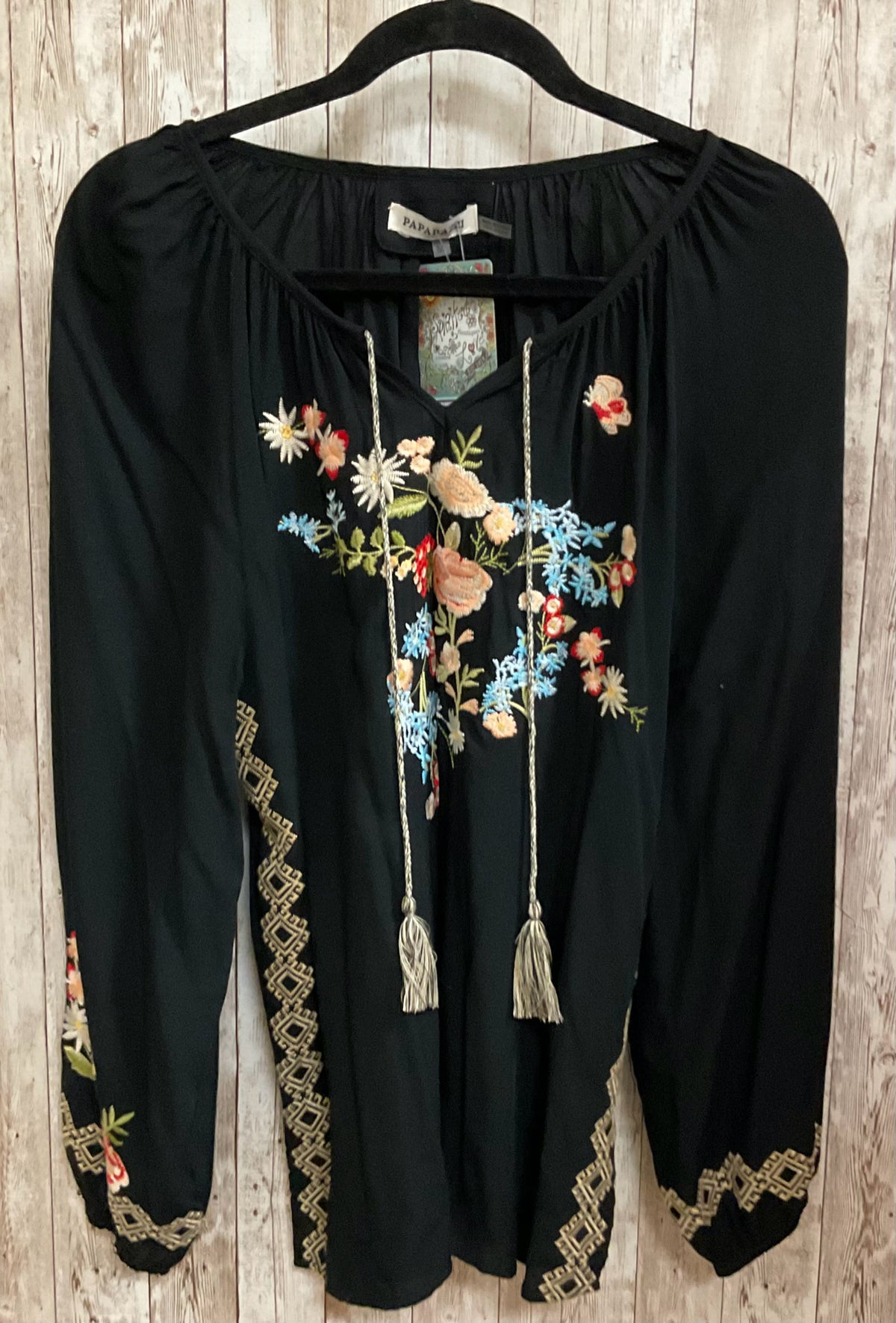 Size M PAPARAZZI BLACK FLORAL Top