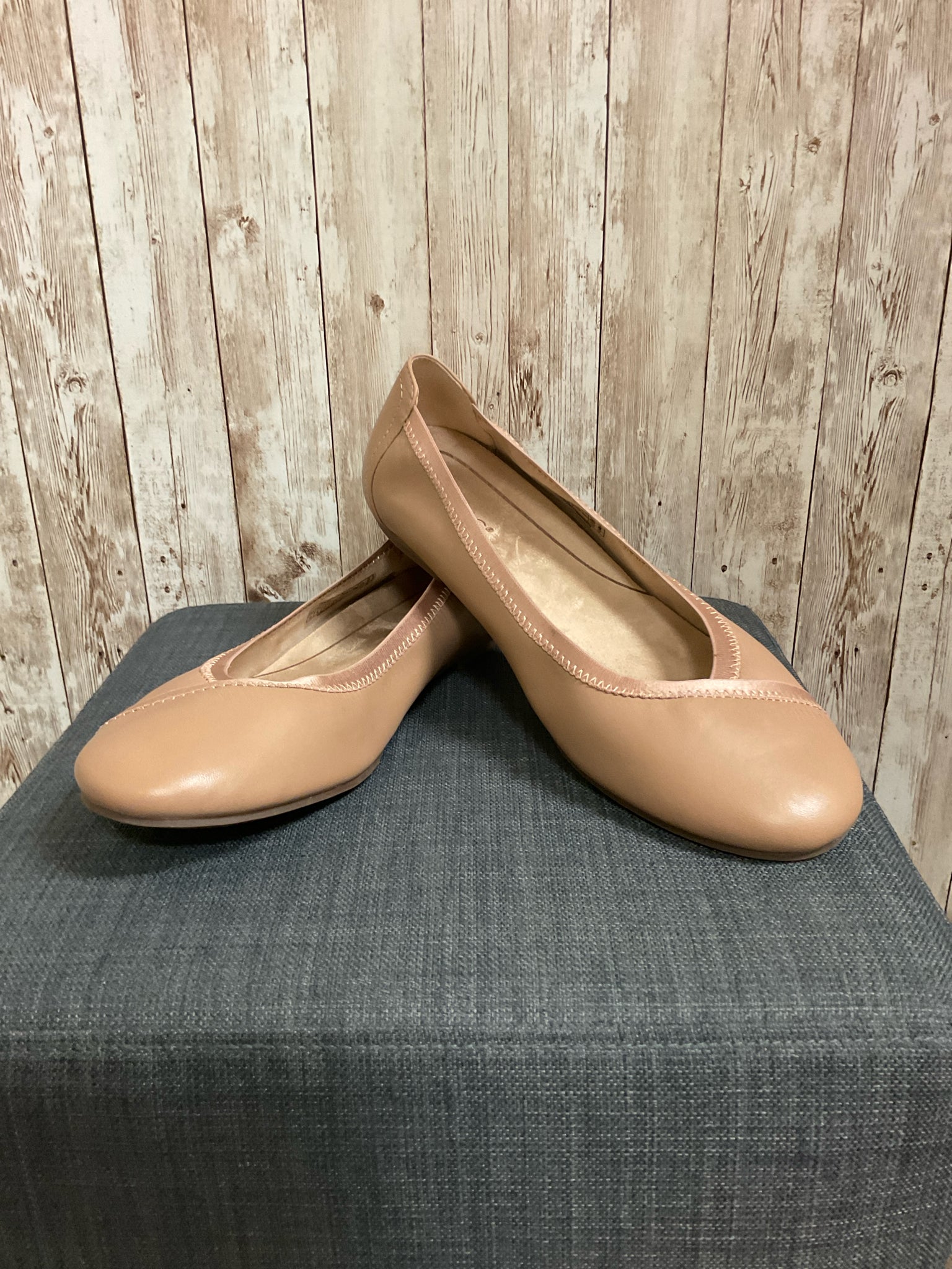 10 VIONIC Tan SHOES