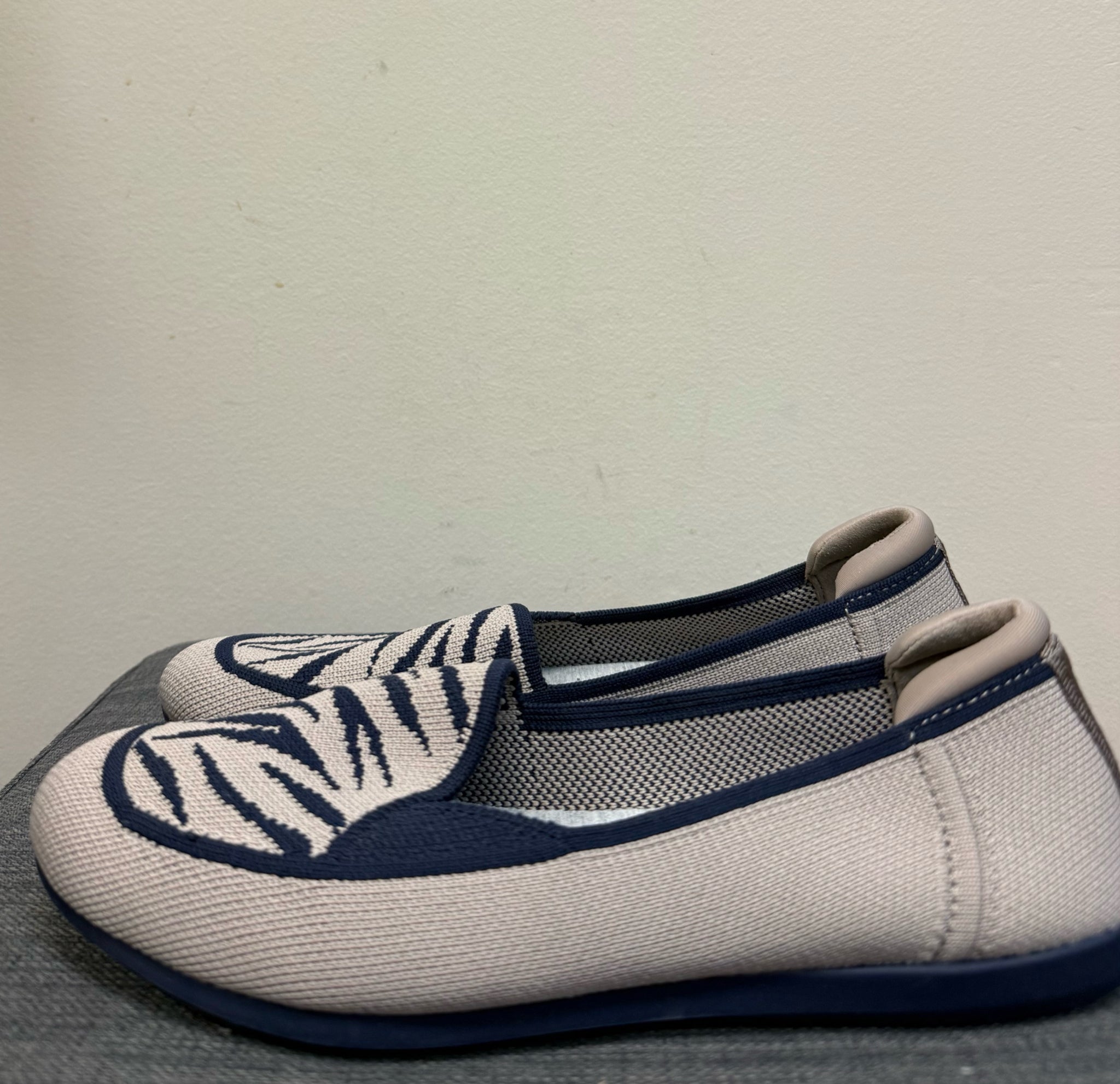 8 CLARKS TAN AND NAVY SHOES