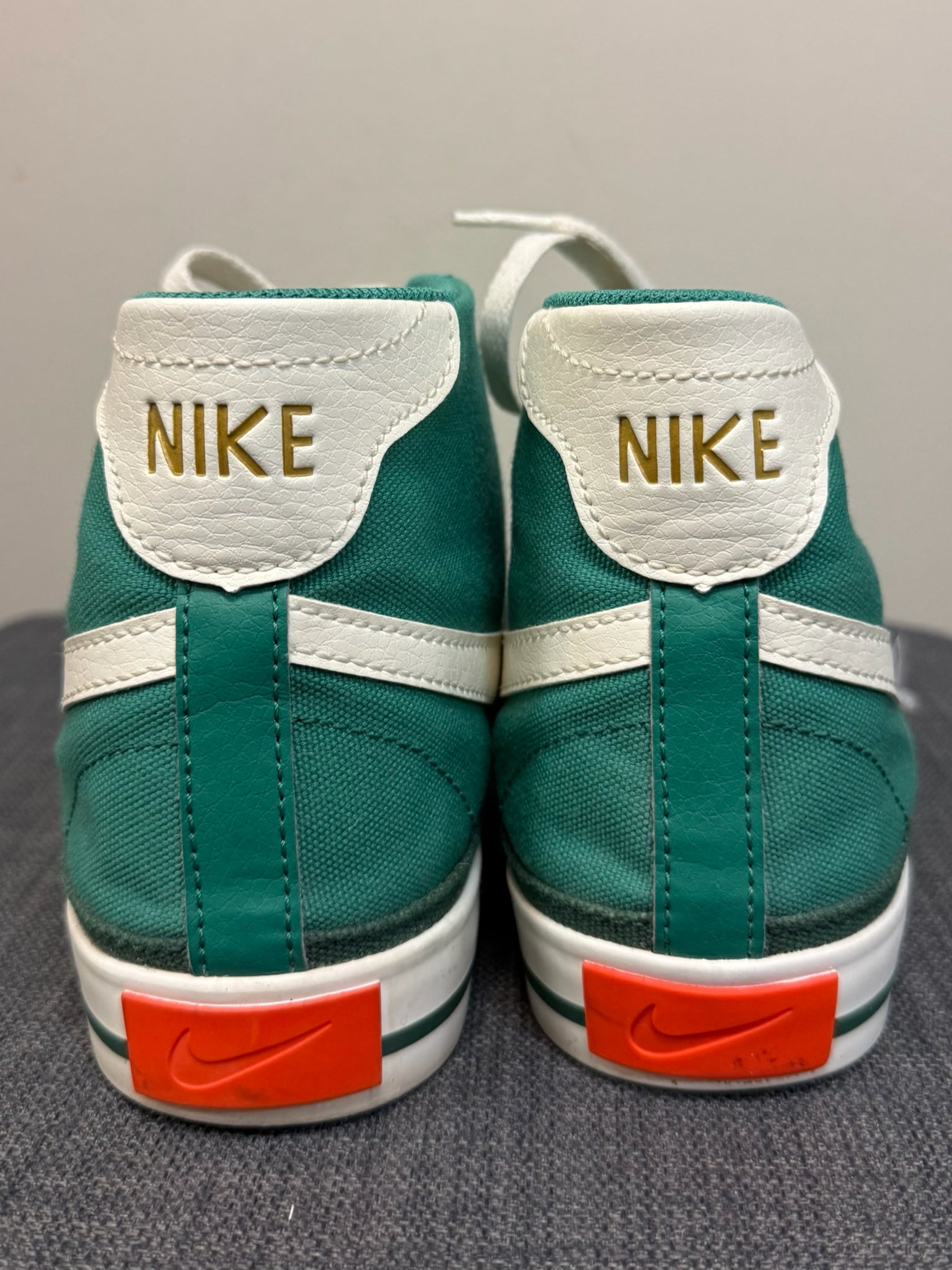 7.5 NIKE Green Sneakers