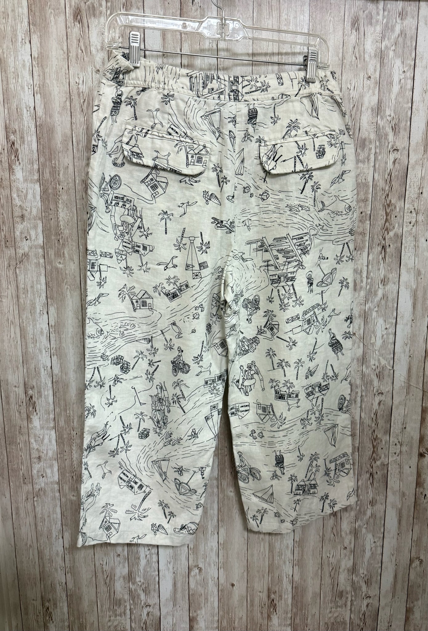 Size 8 CHICO'S WHITE AND BLACK PRINT Capris