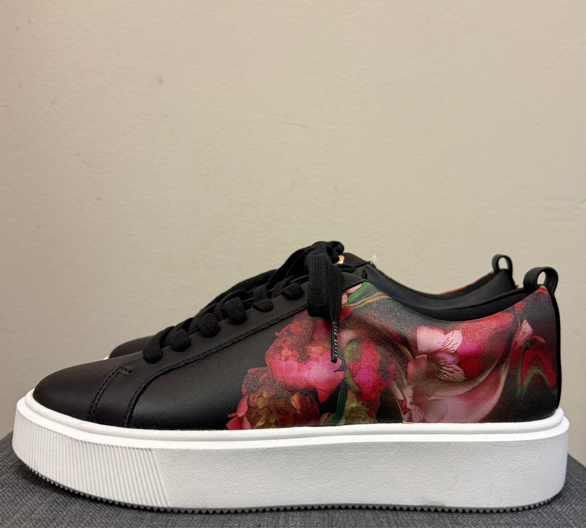 8.5 TED BAKER BLACK FLORAL SHOES