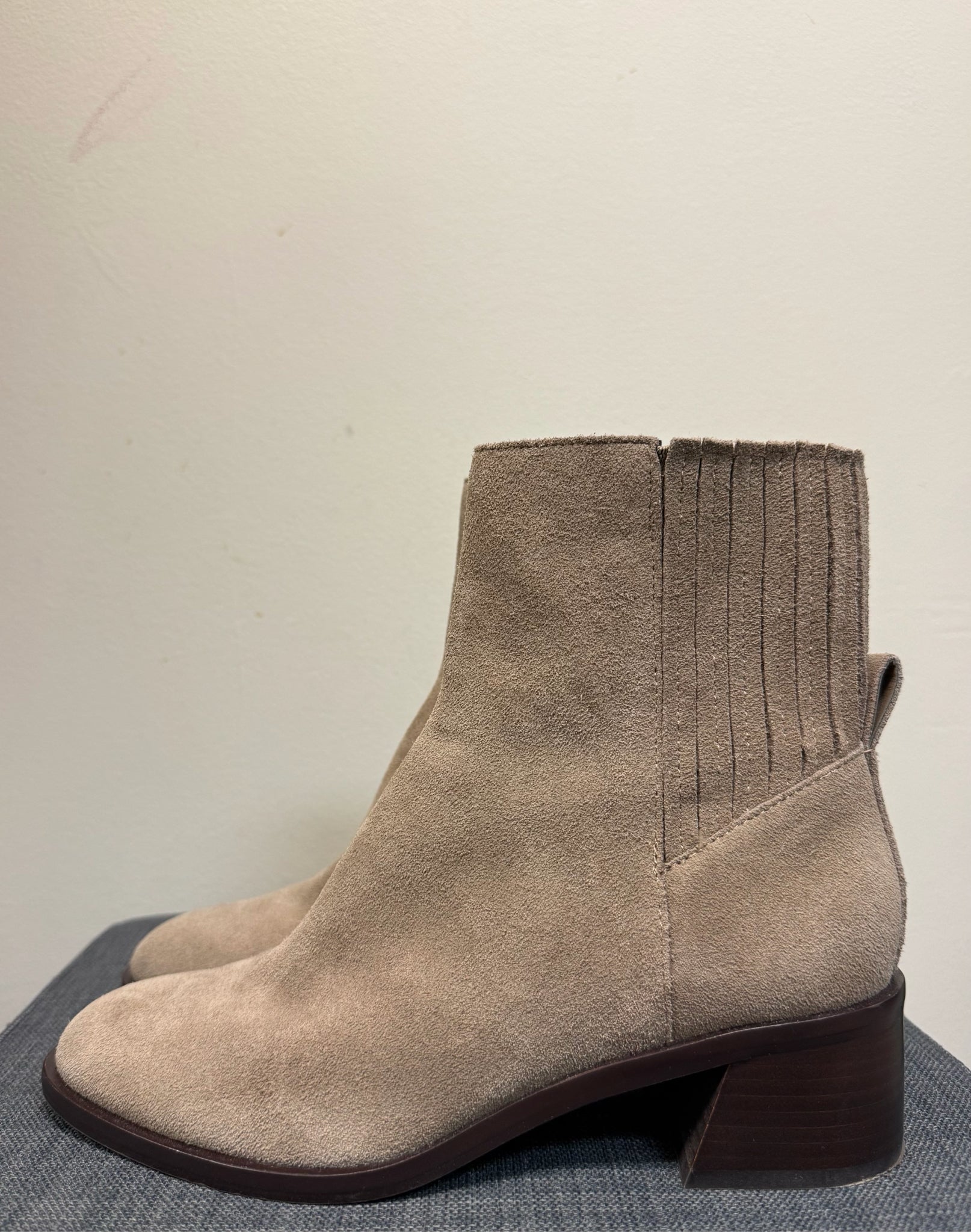 DOLCE VITA 7.5 Taupe Boots