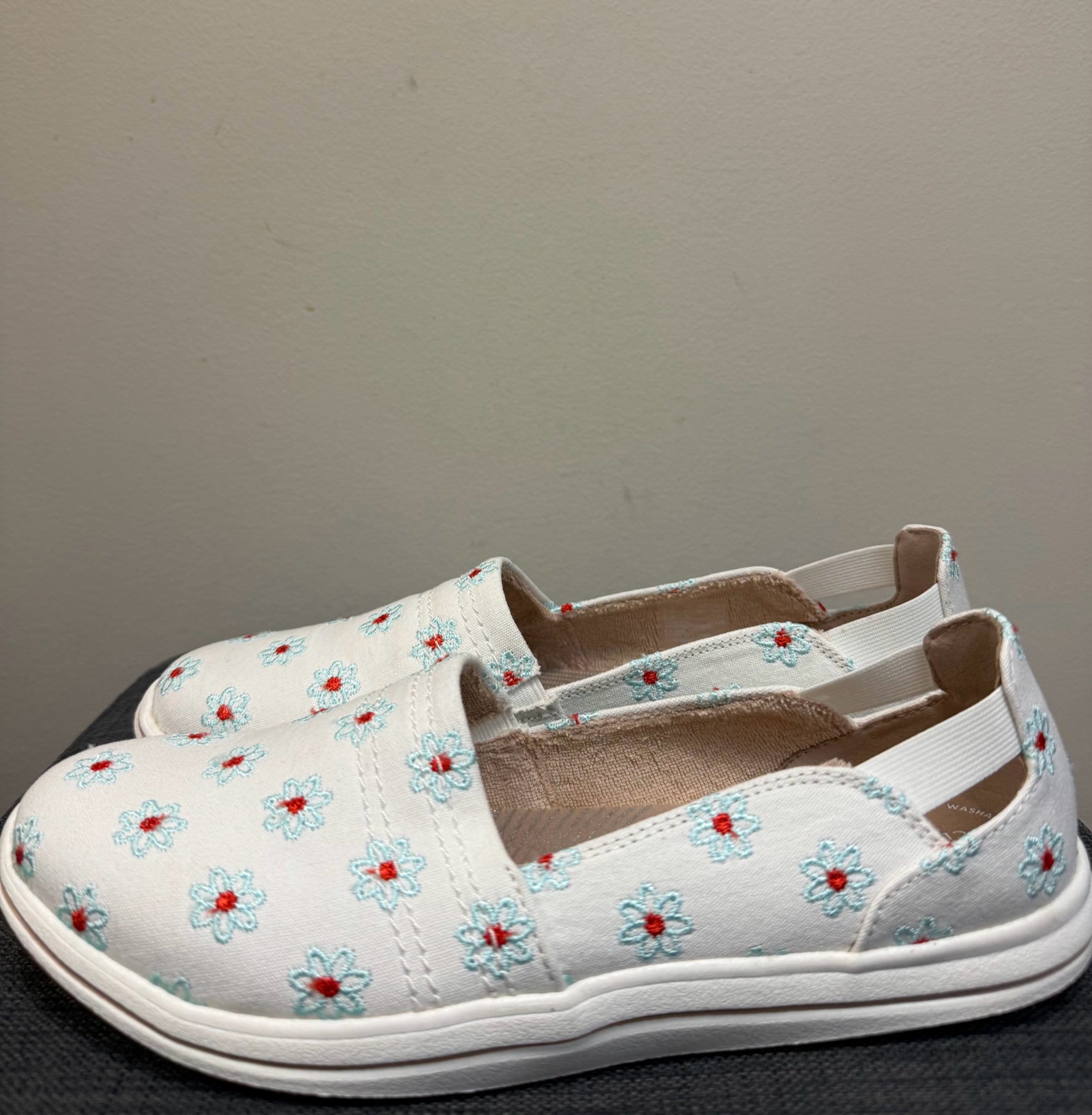 7.5 CLARKS White Print SHOES