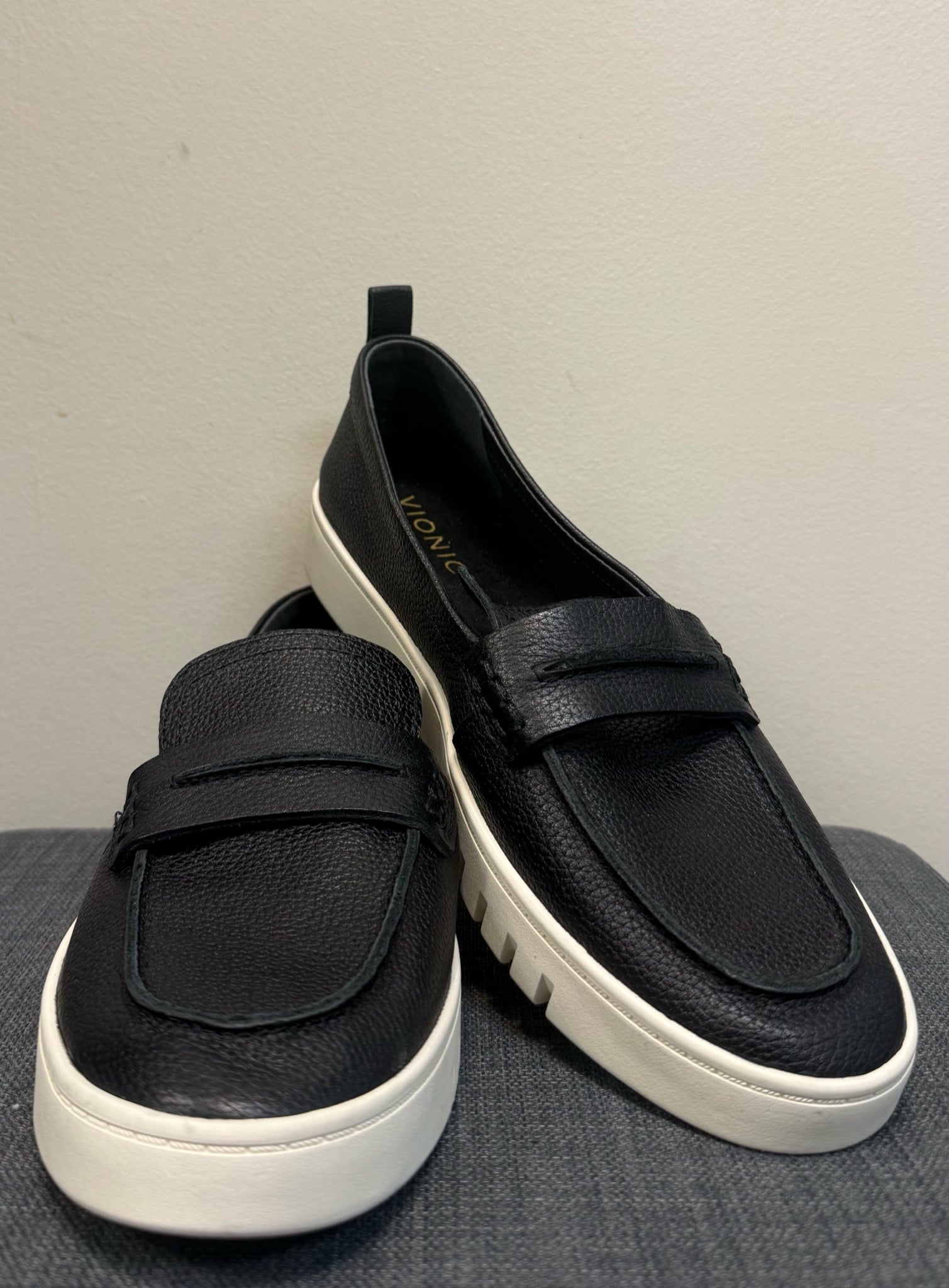 9.5 VIONIC Black SHOES