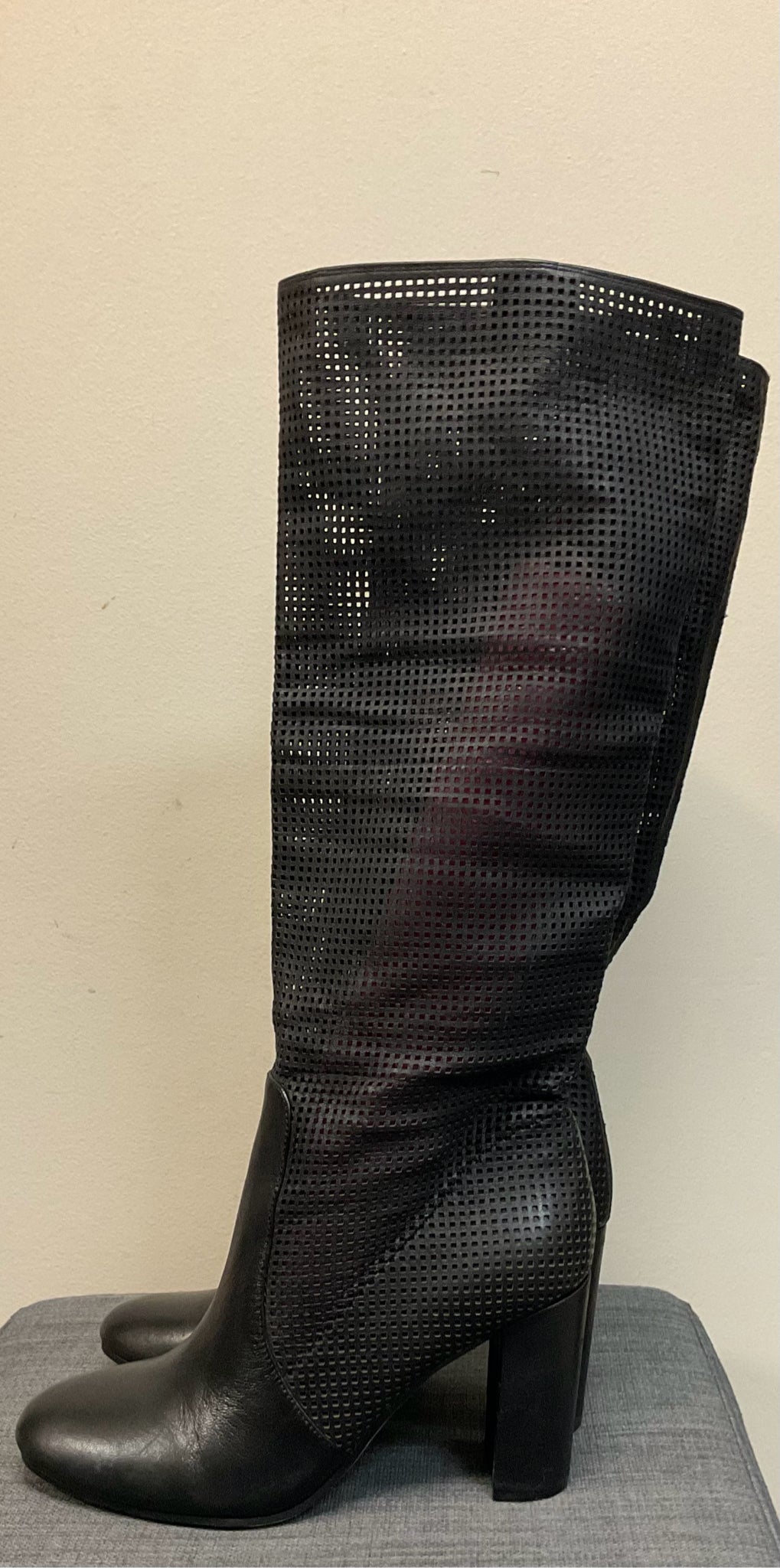 7 VINCE CAMUTO Black Boots