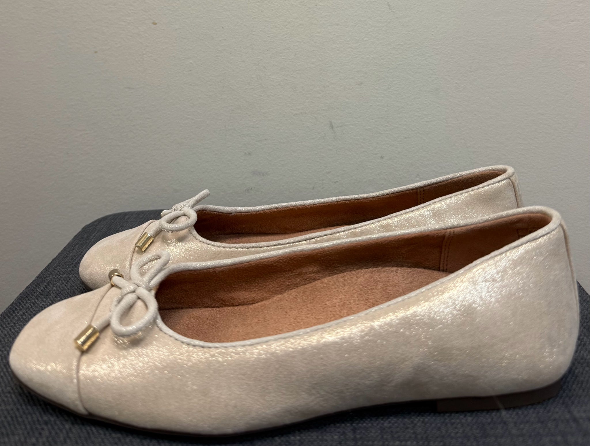 6.5 VIONIC Gold SHOES