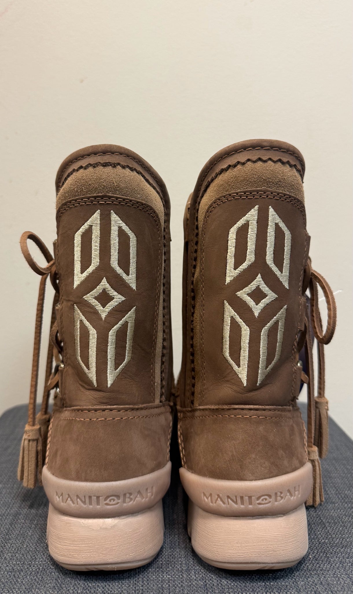 9 MANITOBAH Tan Boots
