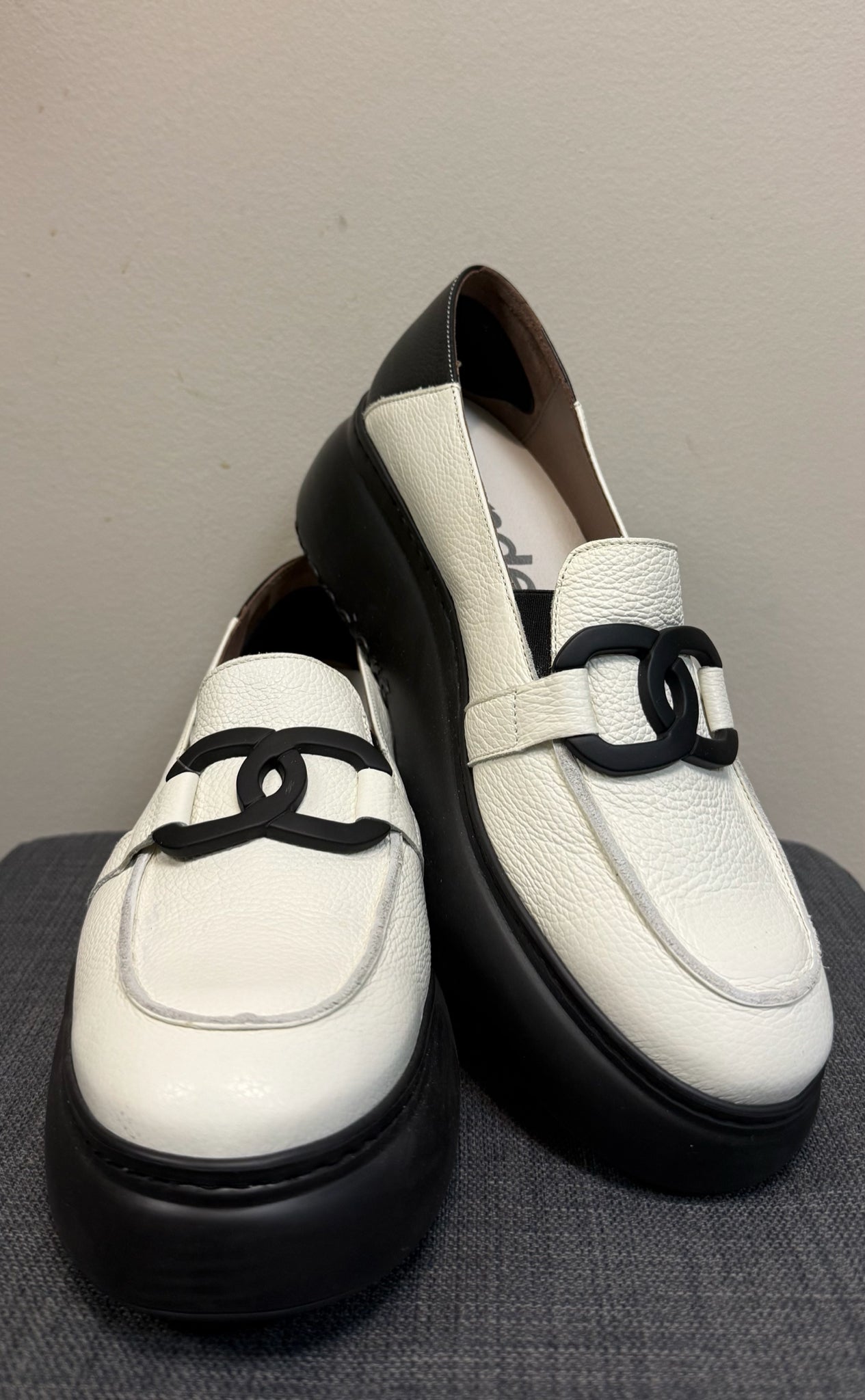 10 wonders White and Black SHOES