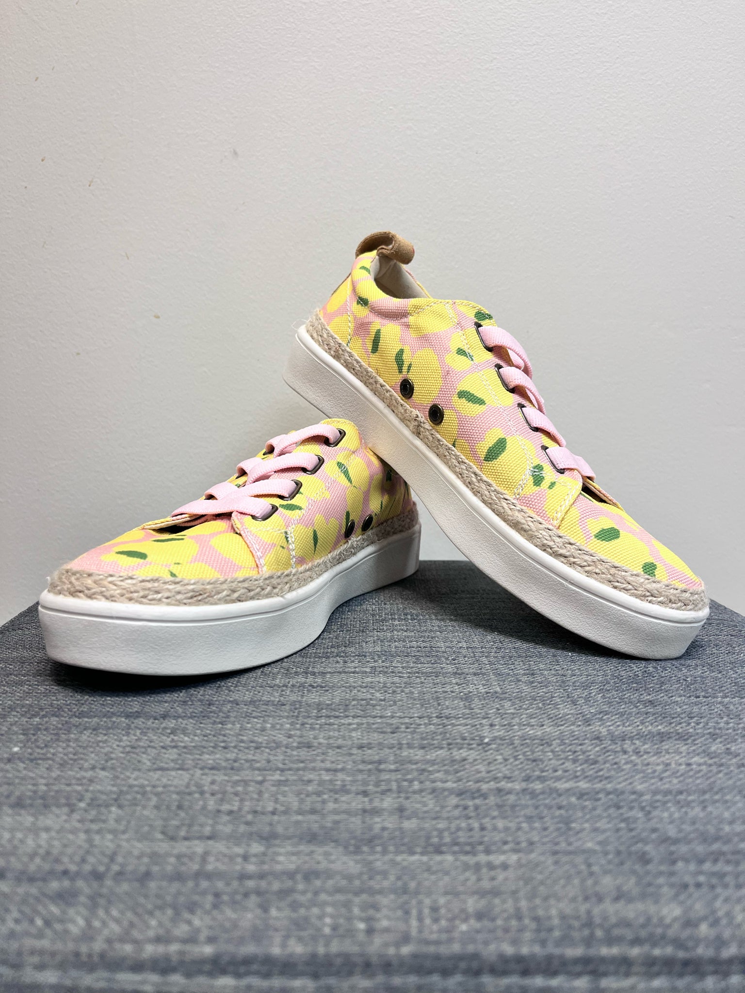 SPENCO 6.5 PINK AND YELLOW PRINT SHOES