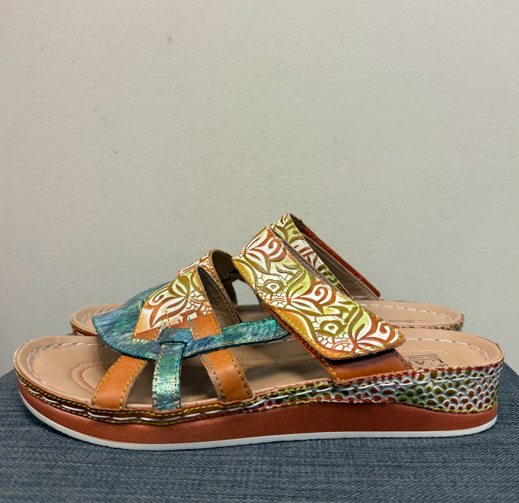 9 L'ARTISTE Teal Print Sandals