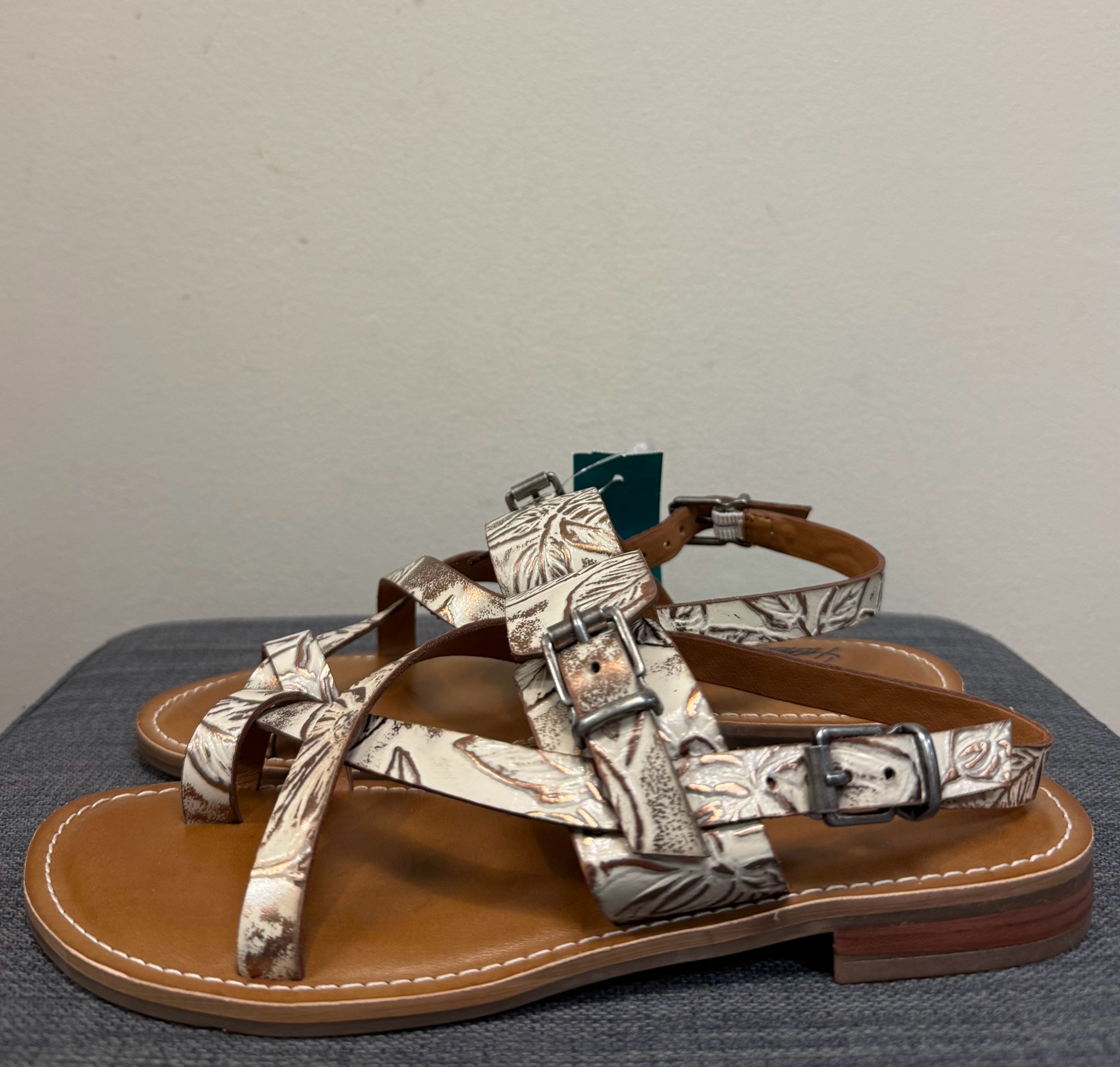 6 PATRICIA NASH BEIGE AND GOLD PRINT Sandals