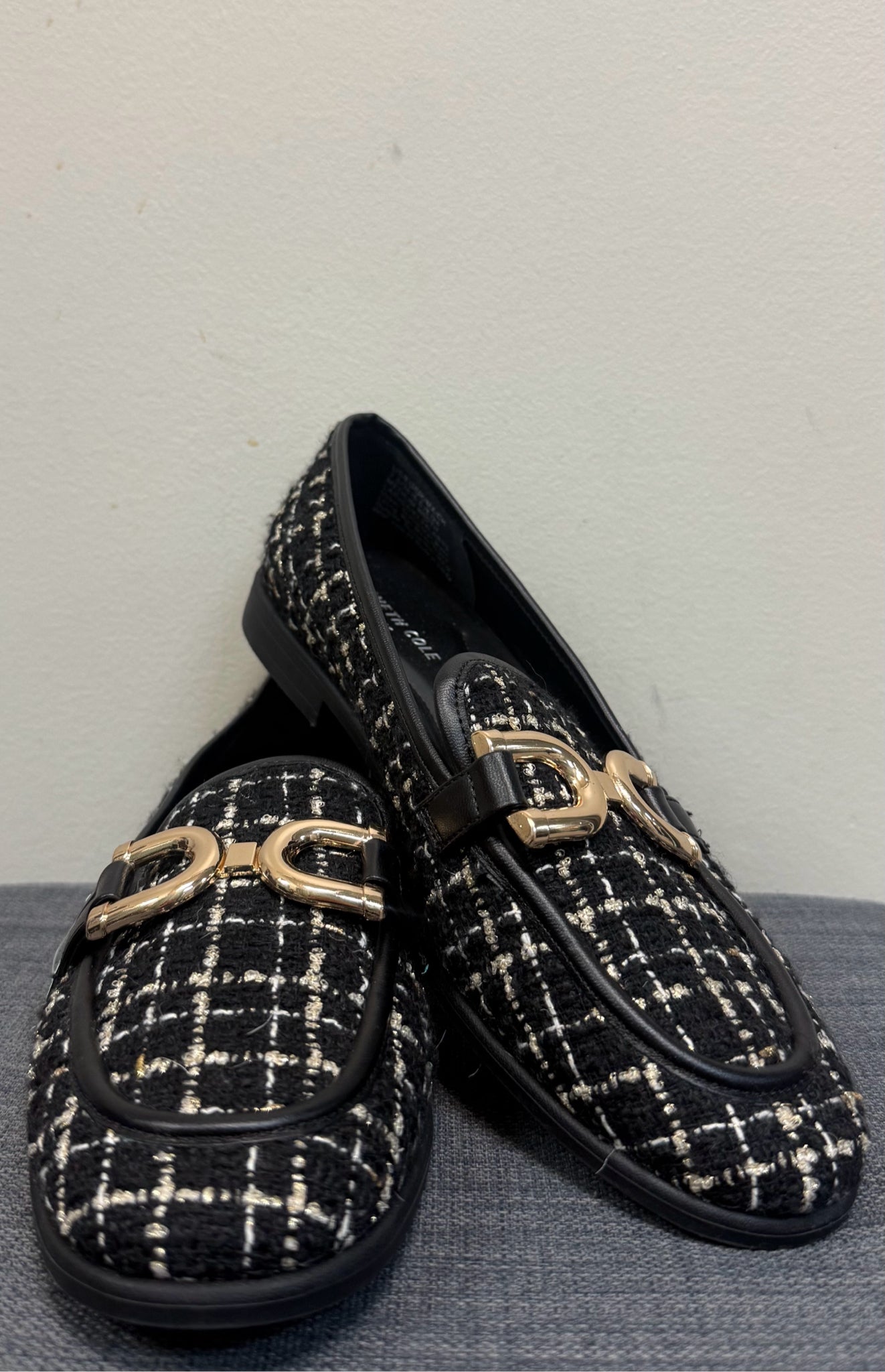 7.5 KENNETH COLE BLACK AND GOLD Loafers