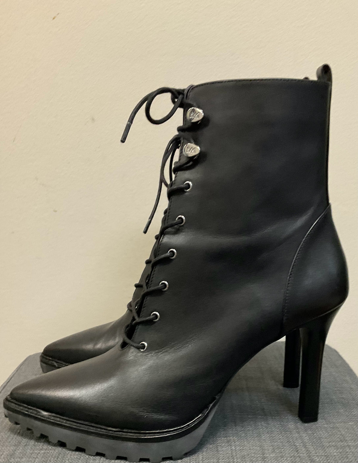 10 MICHAEL KORS Black Boots