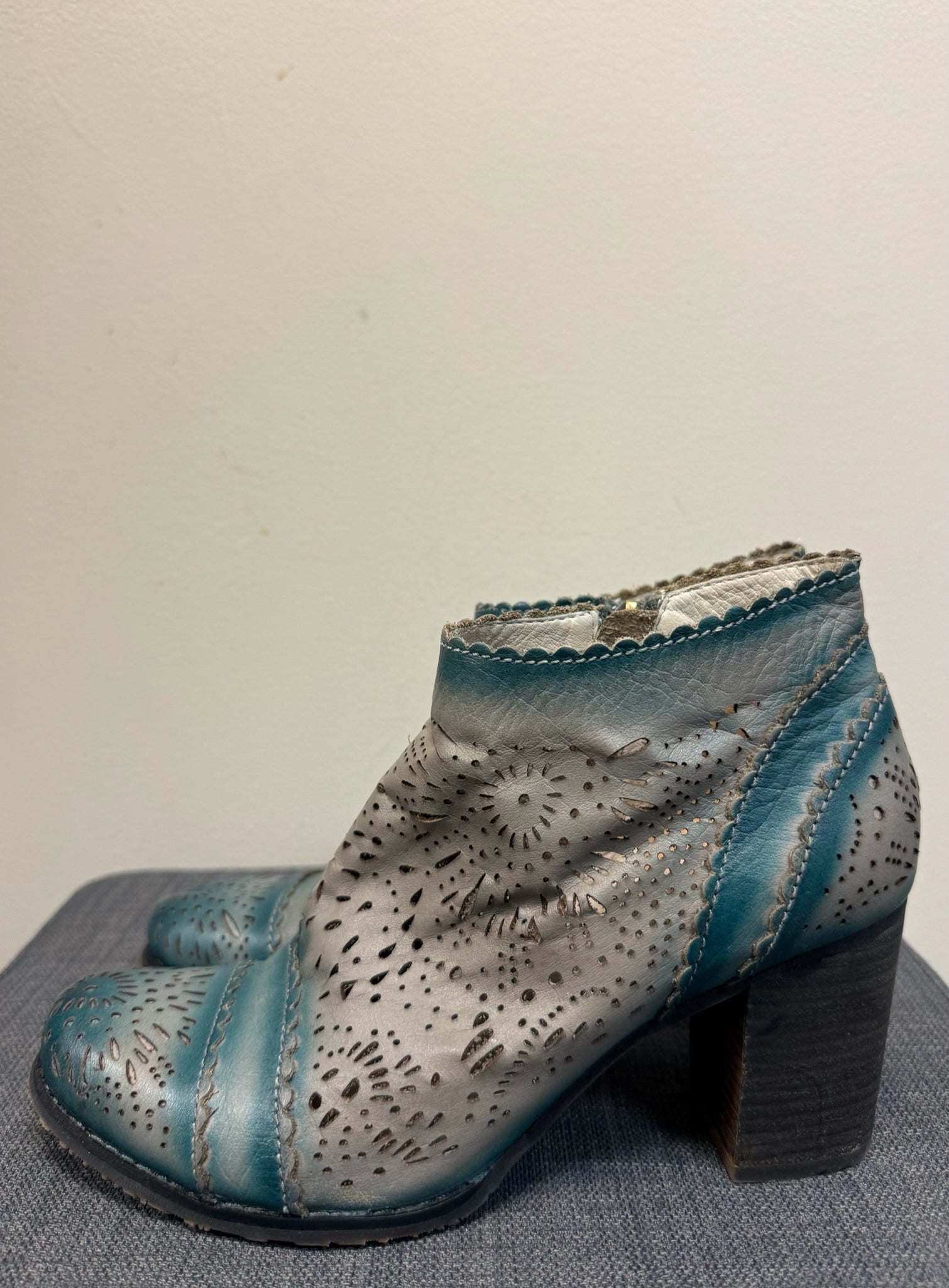 6 L'ARTISTE GREY AND TEAL Boots