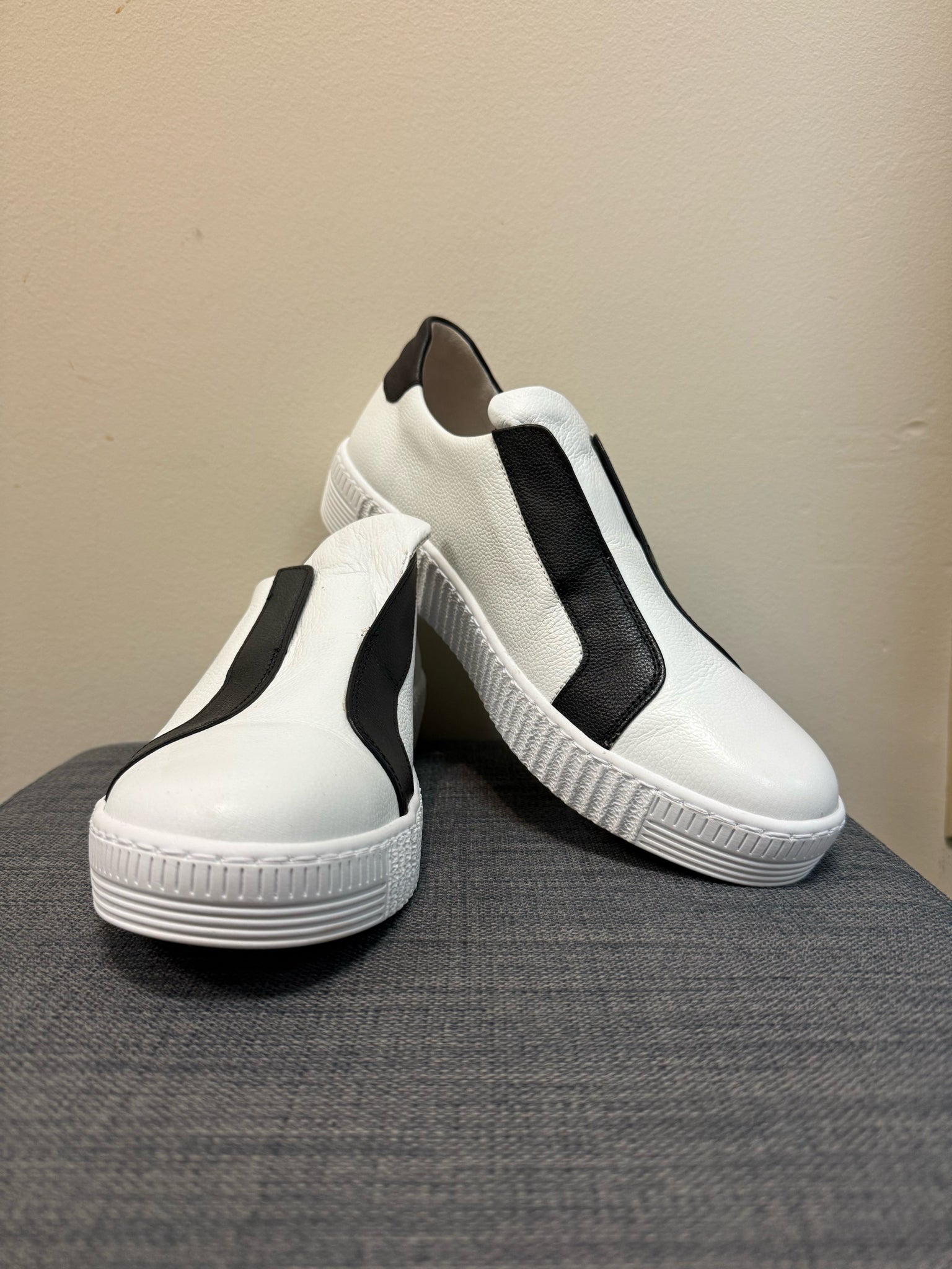 7.5 GABOR WHITE AND BLACK LEATHER Sneakers
