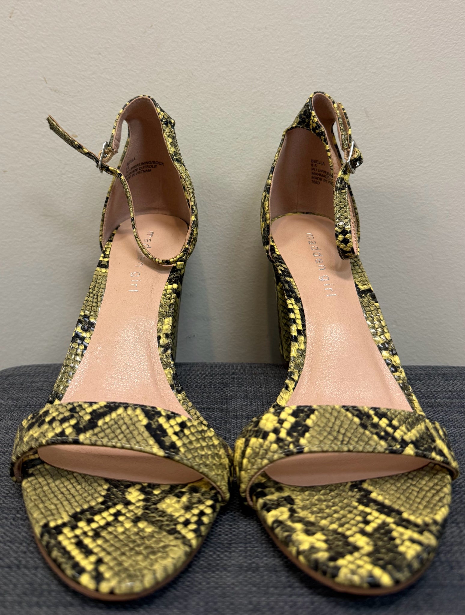 8.5 MADDEN GIRL BLACK AND YELLOW Sandals