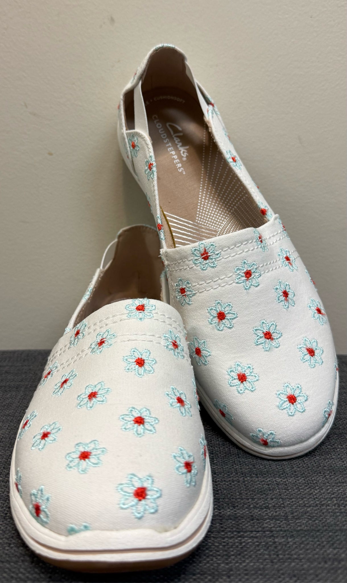 7.5 CLARKS White Print SHOES