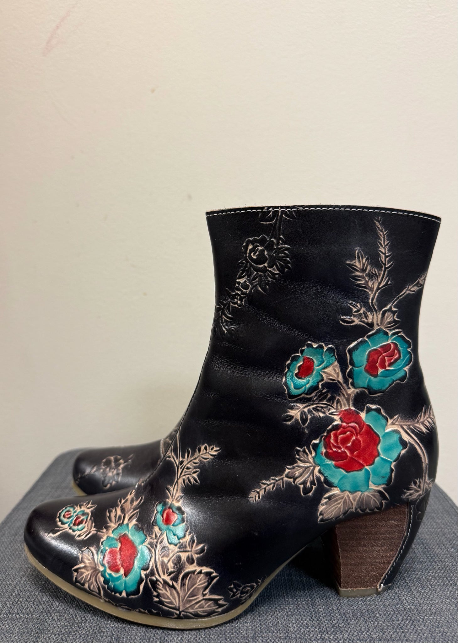 8 L'ARTISTE BLACK FLORAL Boots