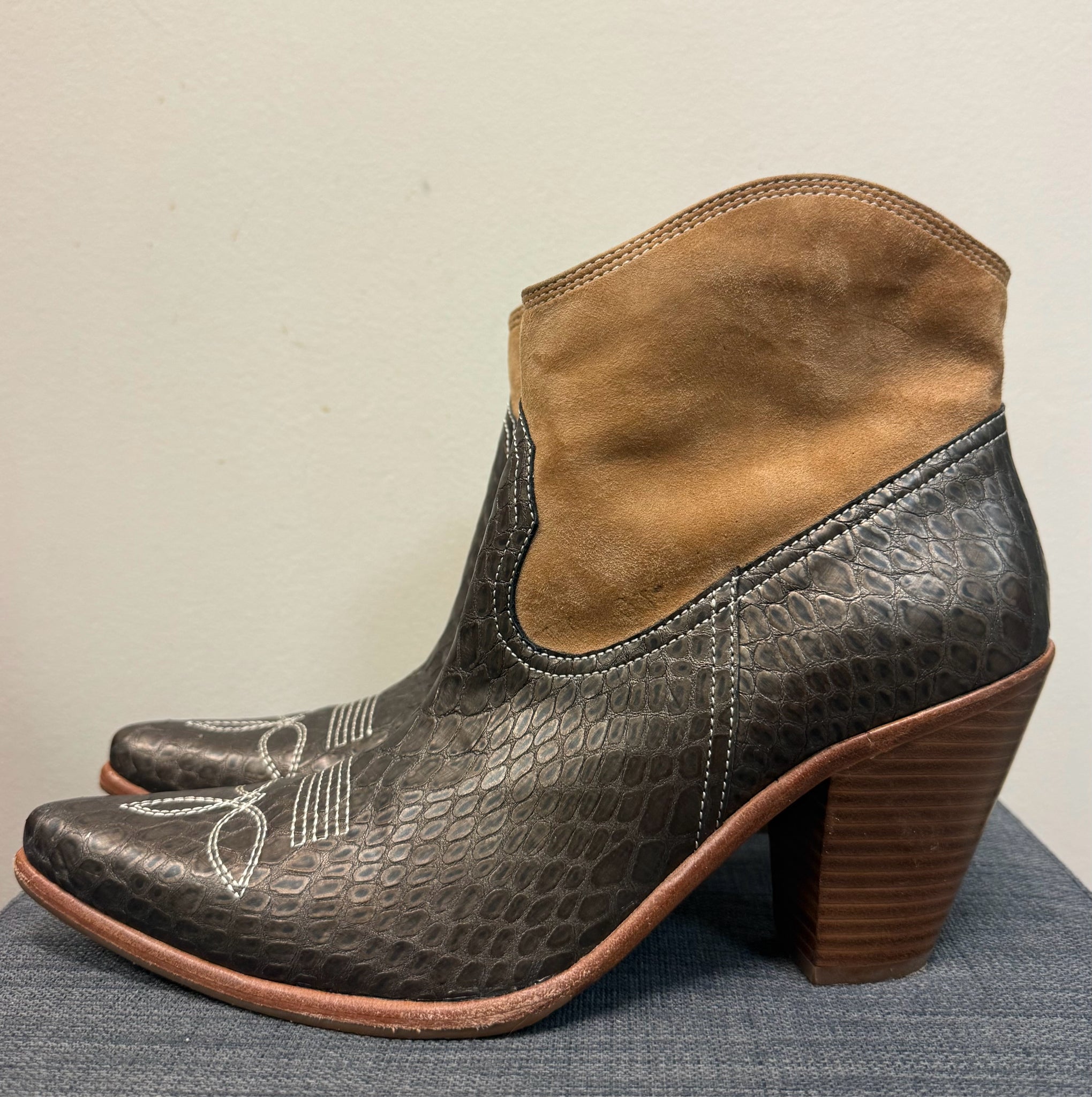 10 DONALD J PLINER Brown Boots