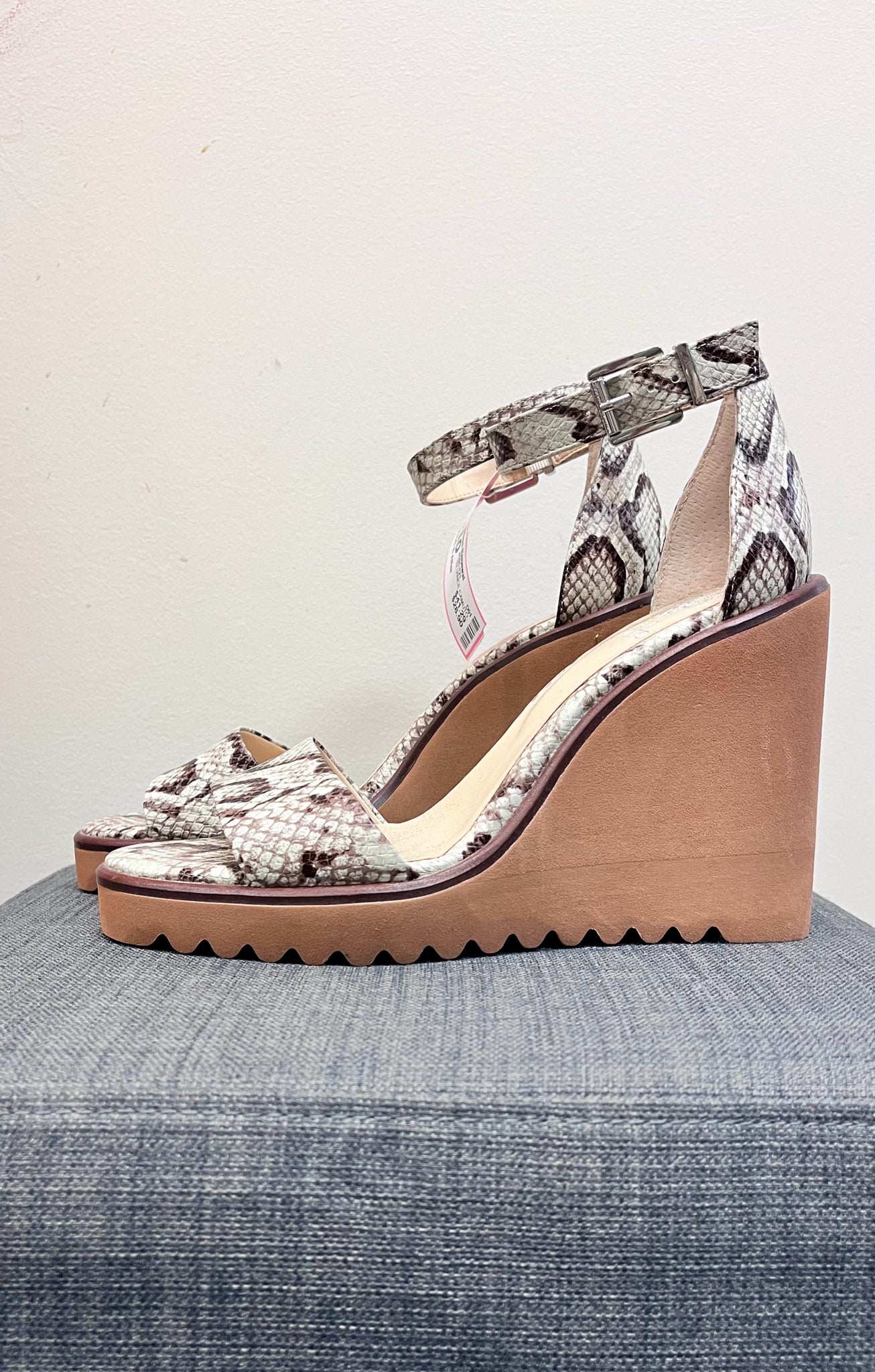 10 VINCE CAMUTO SNAKE Wedges