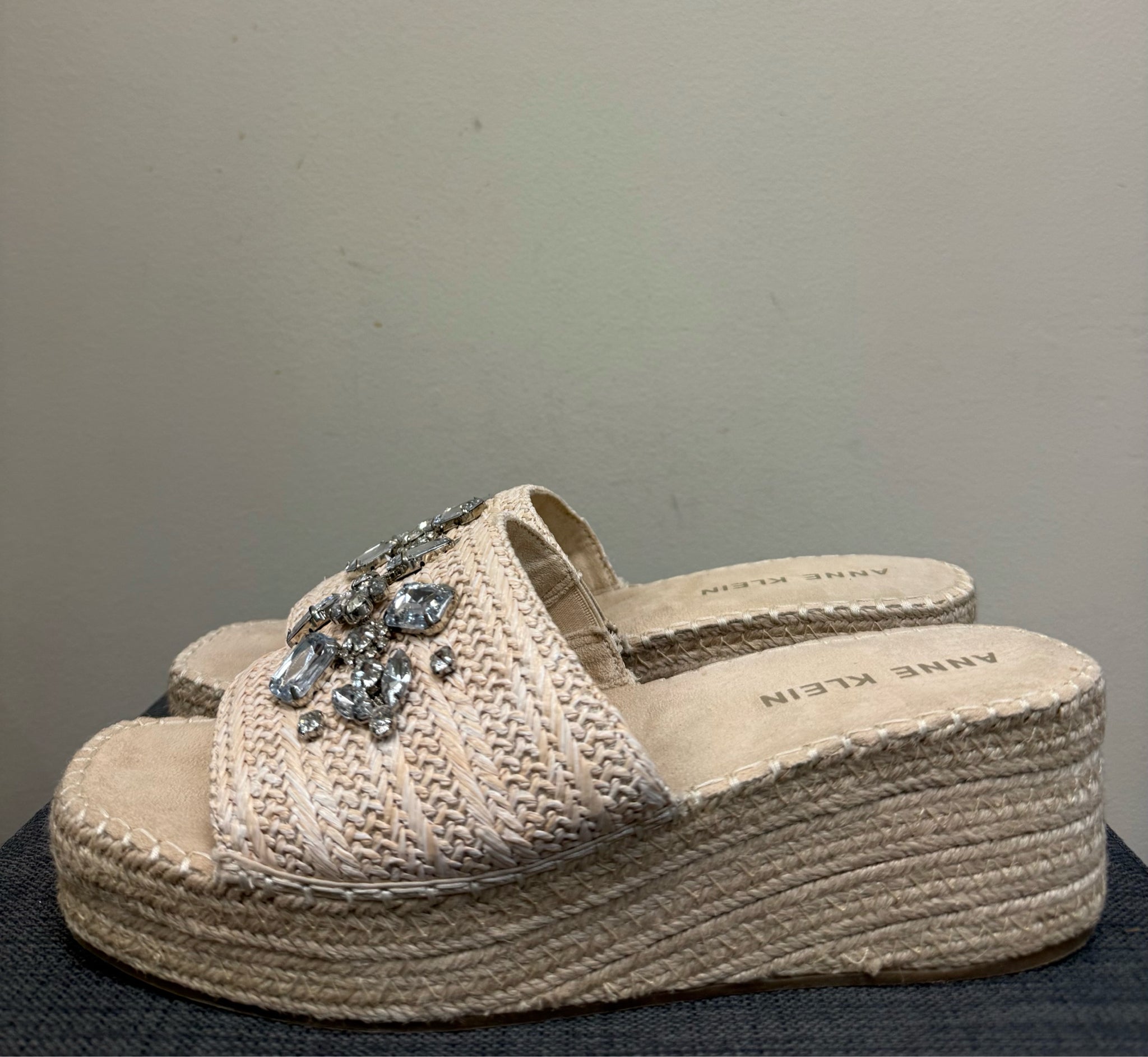 10 ANNE KLEIN Tan Sandals