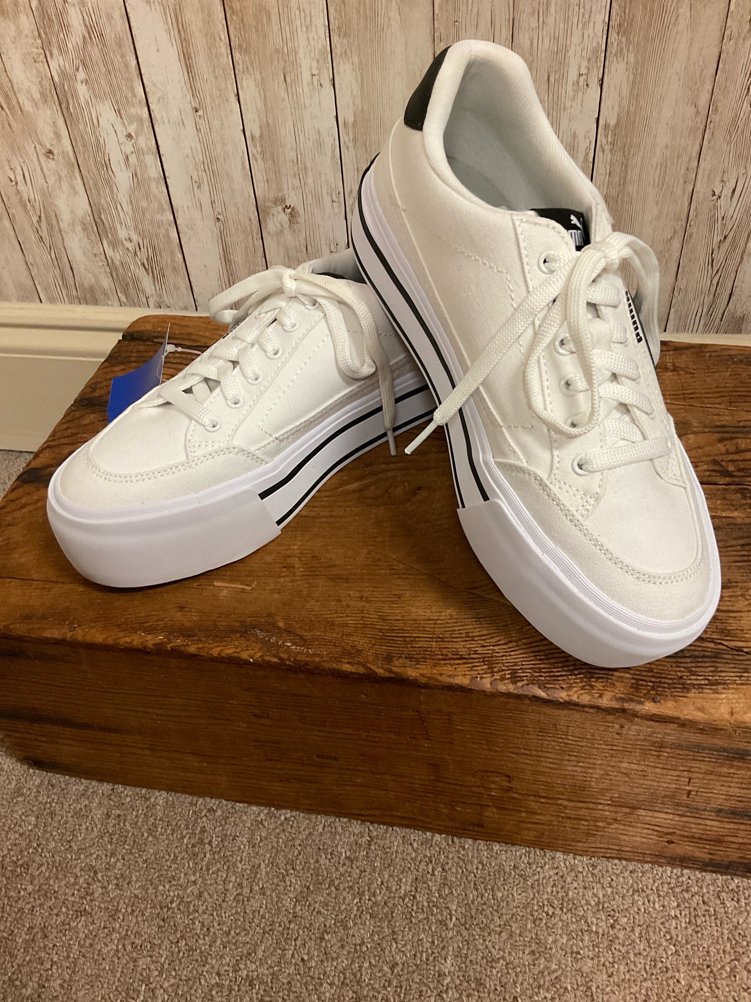 8.5 PUMA White and Black SHOES