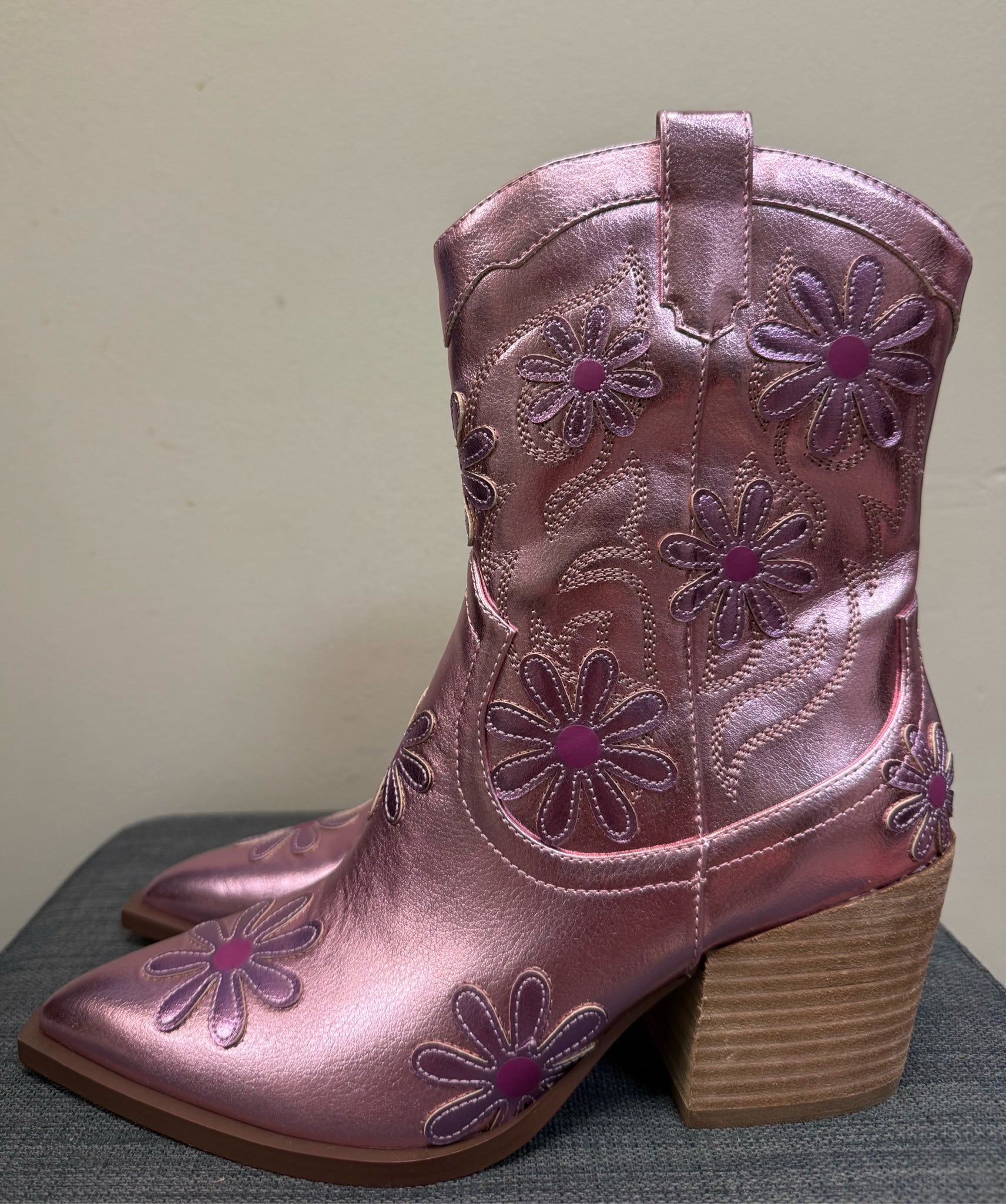 7 BETSEY JOHNSON PINK FLORAL Boots