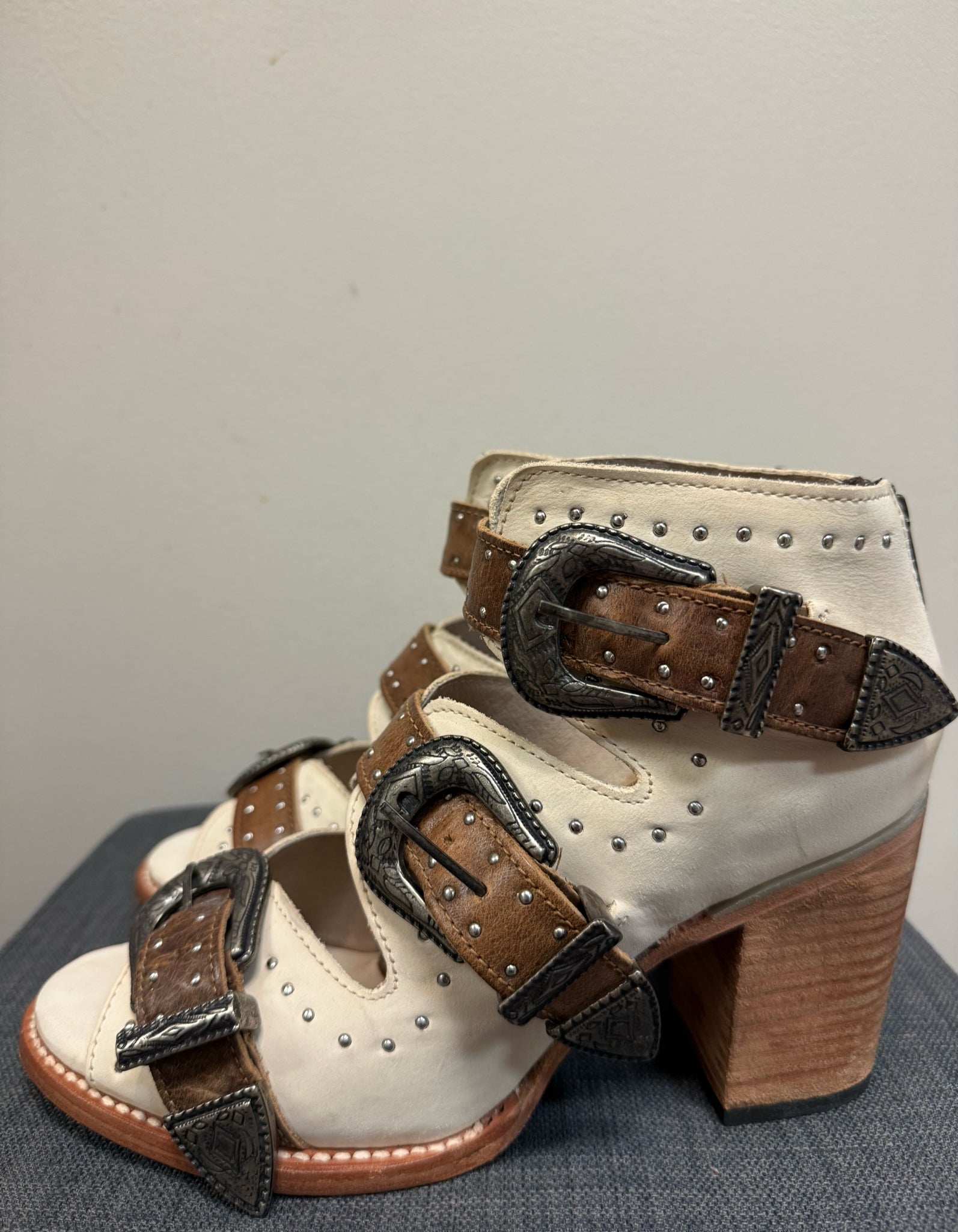 10 FREEBIRD BEIGE AND BROWN PLAID SHOES