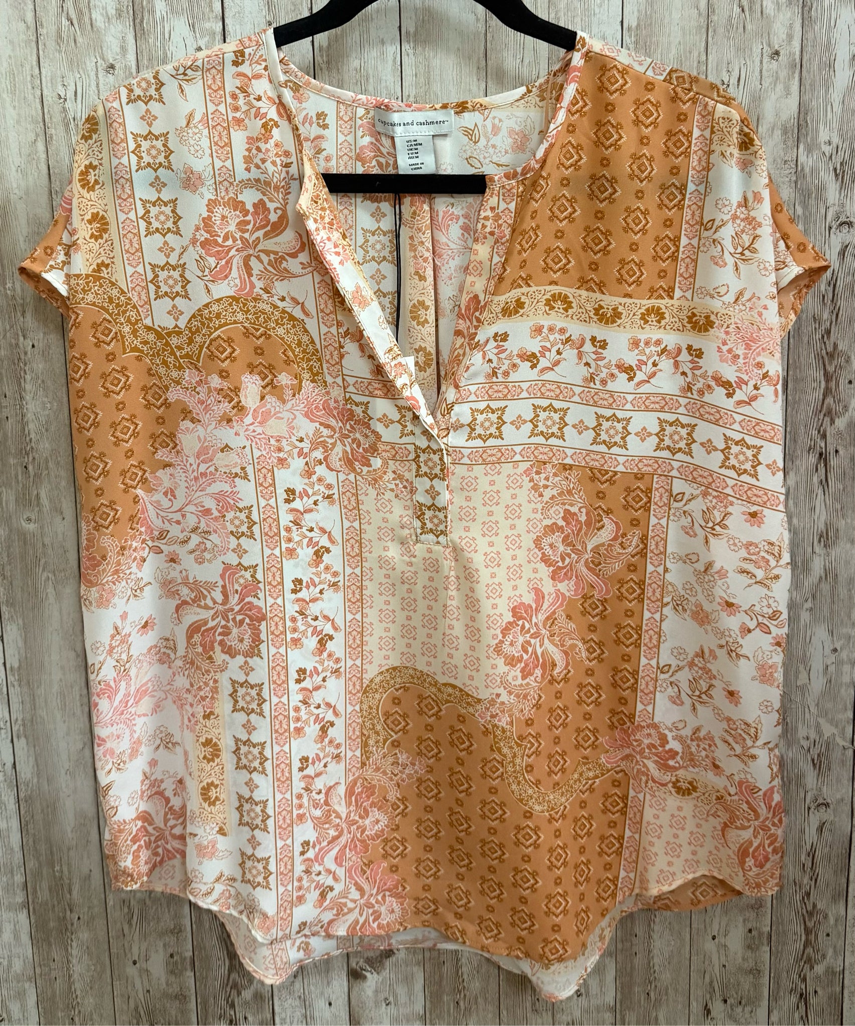 Size M CUPCAKES AND CASHMERE CREAM AND PEACH FLORAL Top