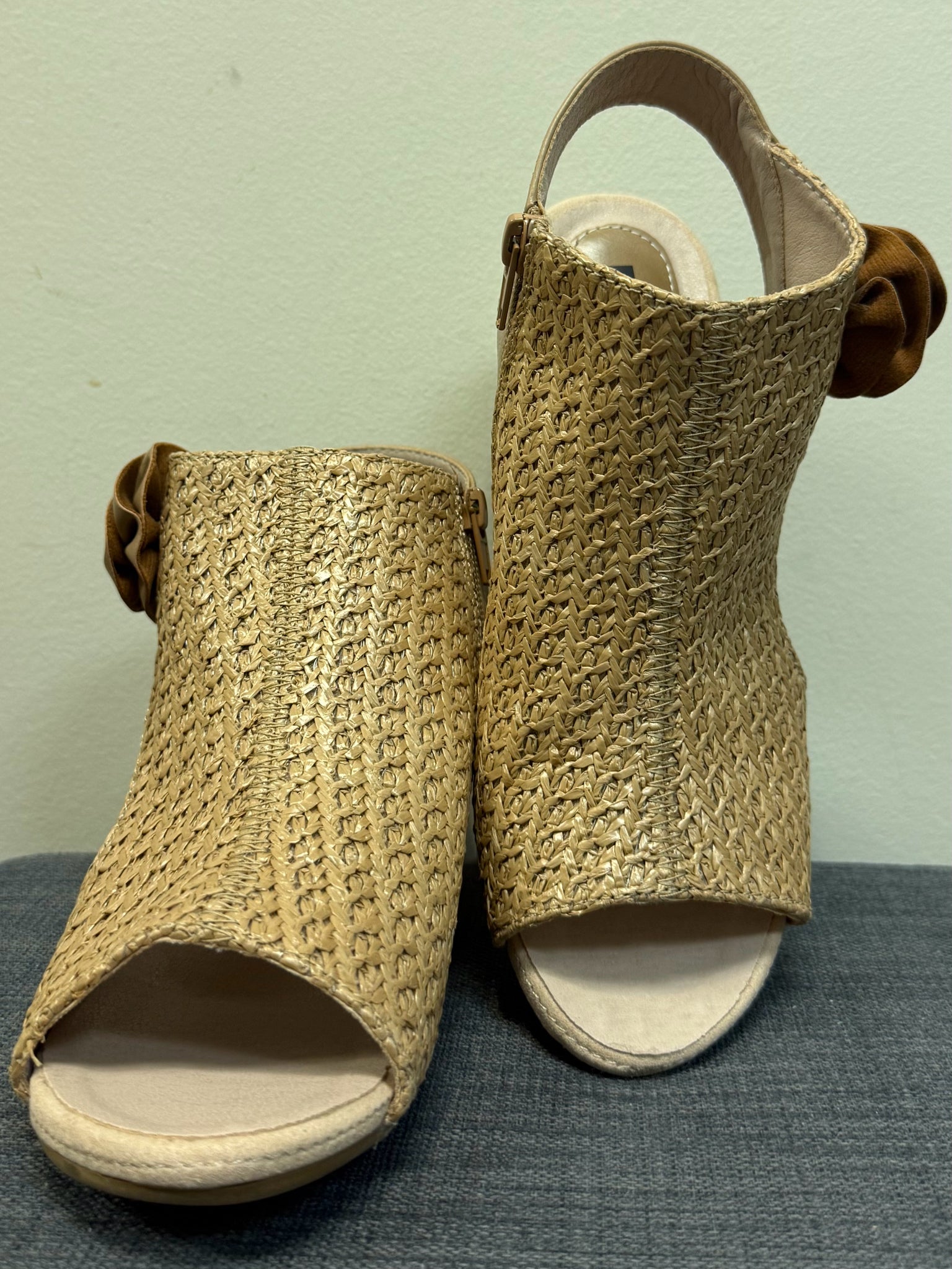 7.5 GOOD CHOICE Tan Sandals