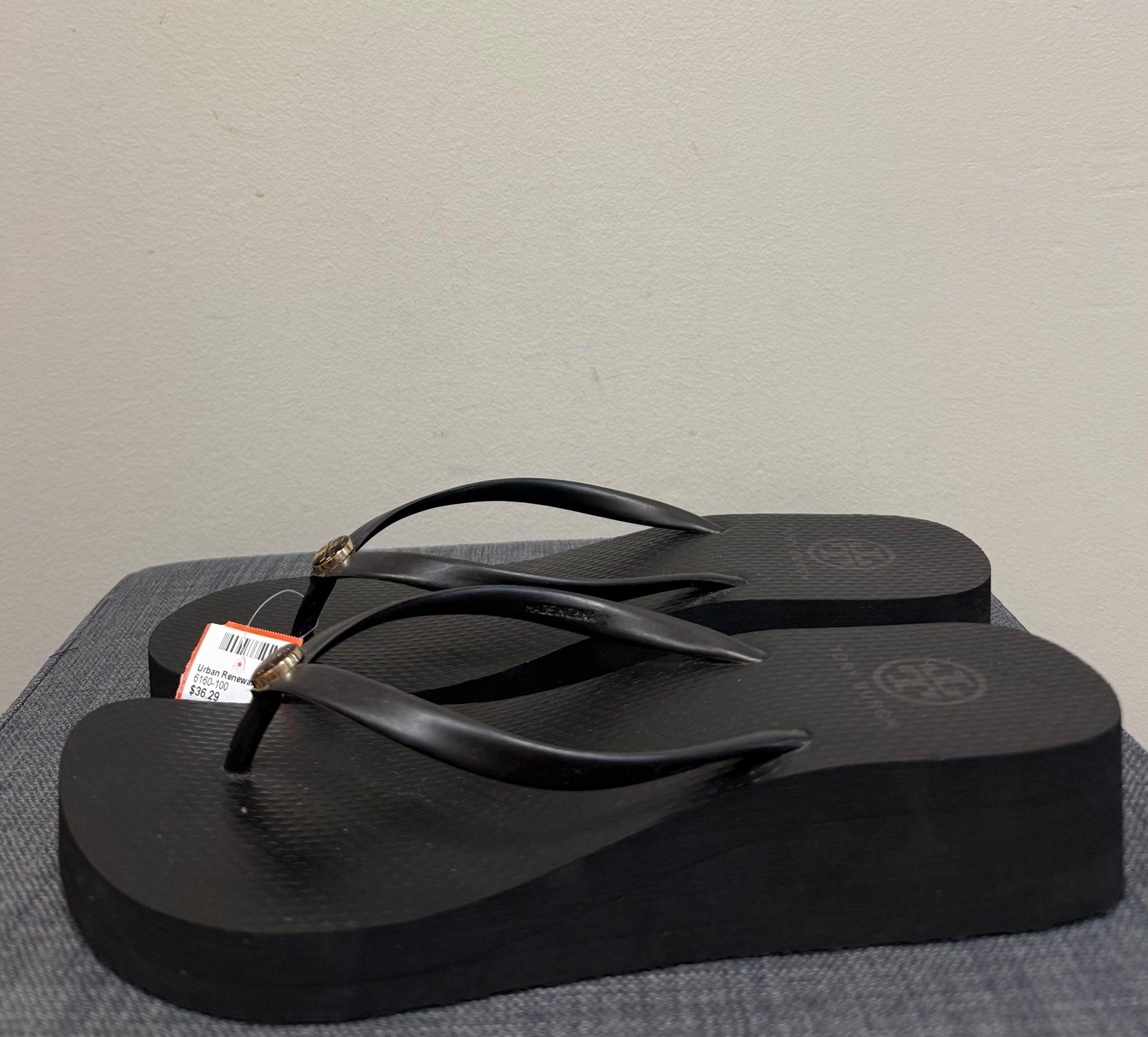 8 TORY BURCH Navy FLIP FLOP