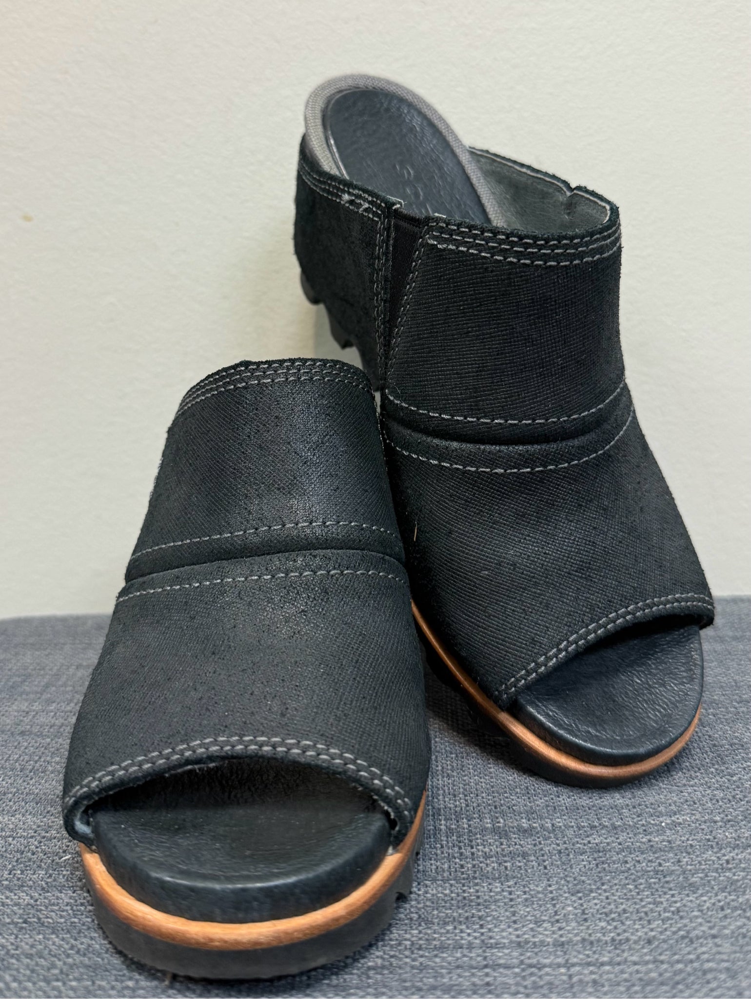 5.5 SOREL Black Sandals