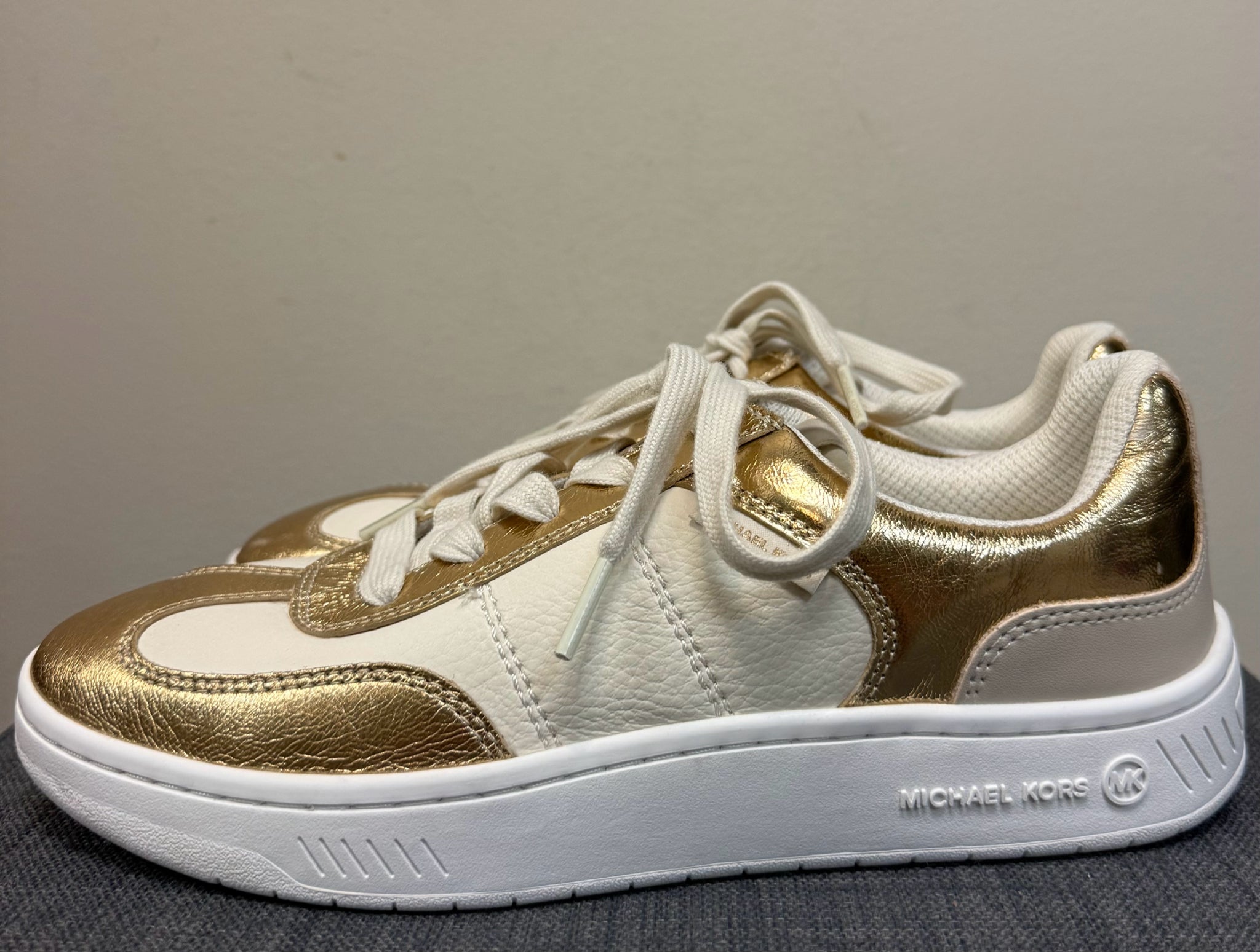 8 MICHAEL KORS WHITE AND GOLD Sneakers