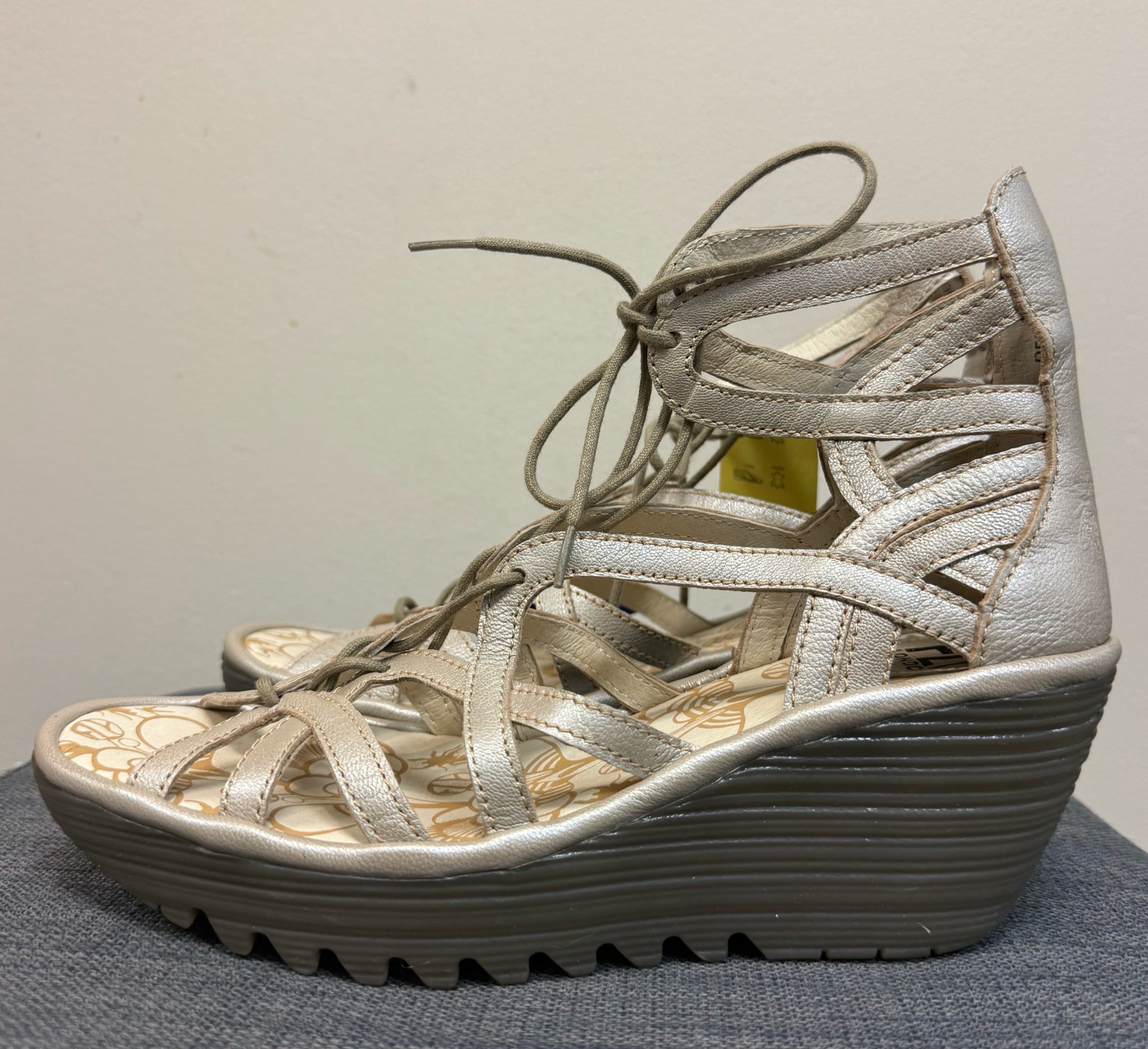 7.5 FLY LONDON Pewter SHOES