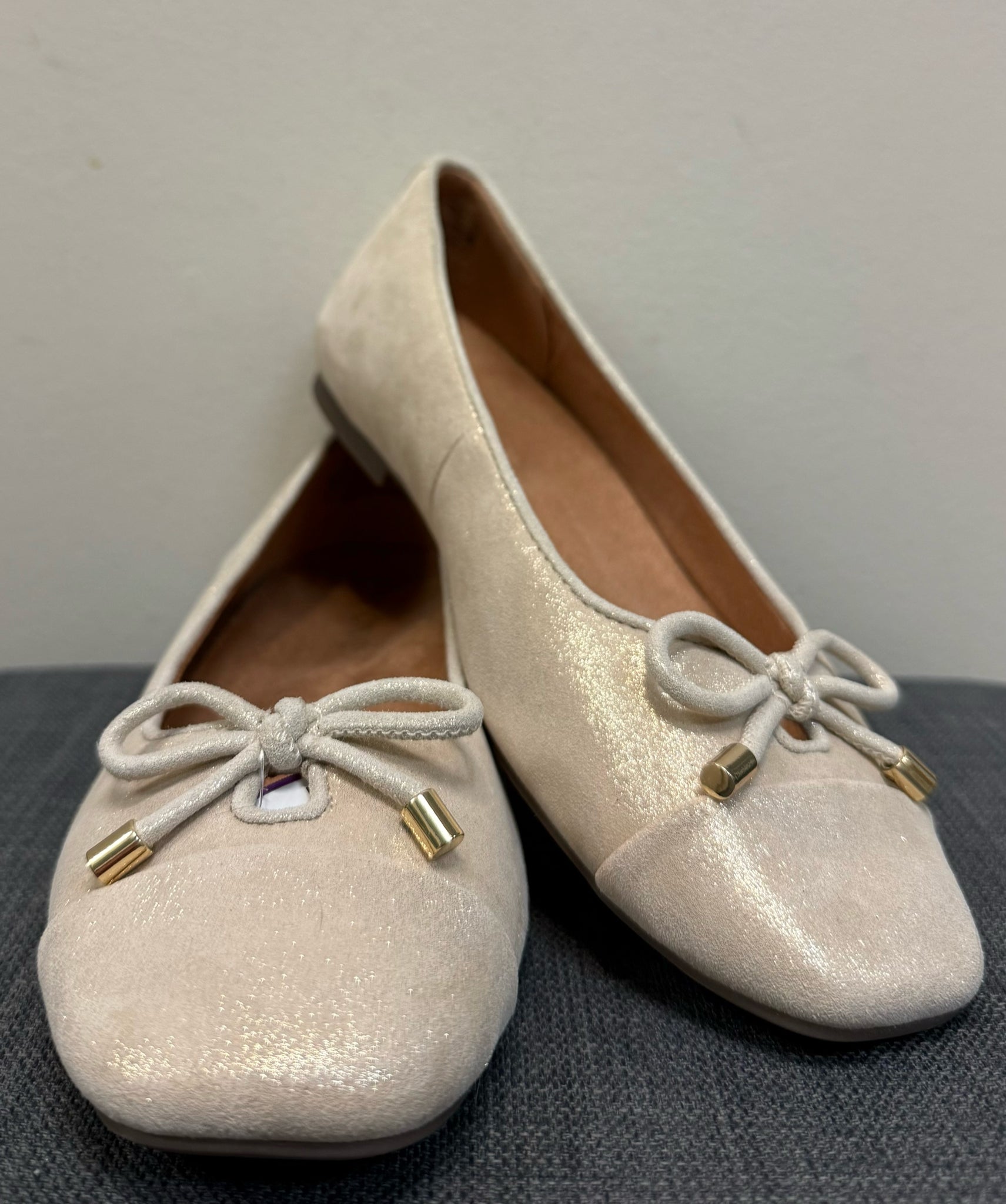 6.5 VIONIC Gold SHOES