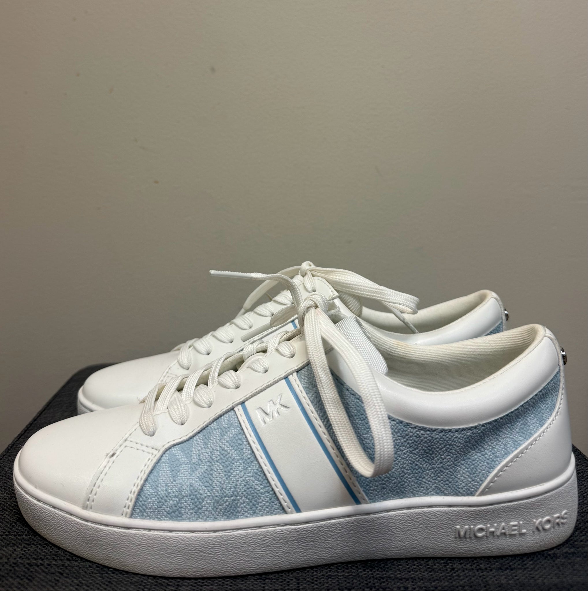 8 MICHAEL KORS WHITE AND BLUE SHOES