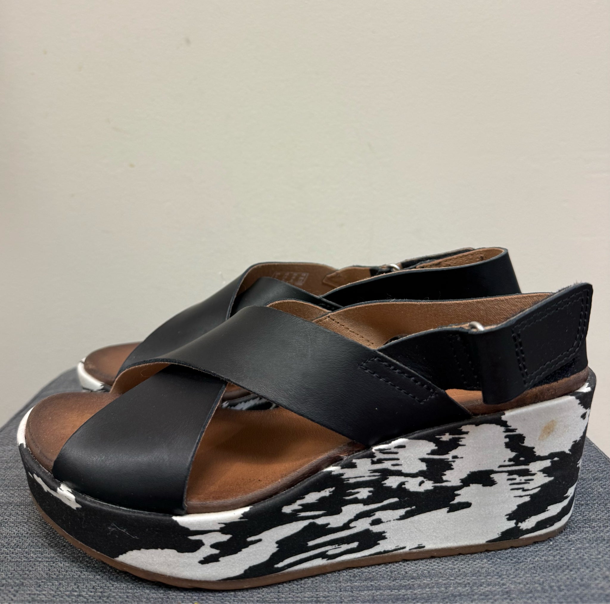 7.5 CLARKS BLACK AND WHITE Wedges