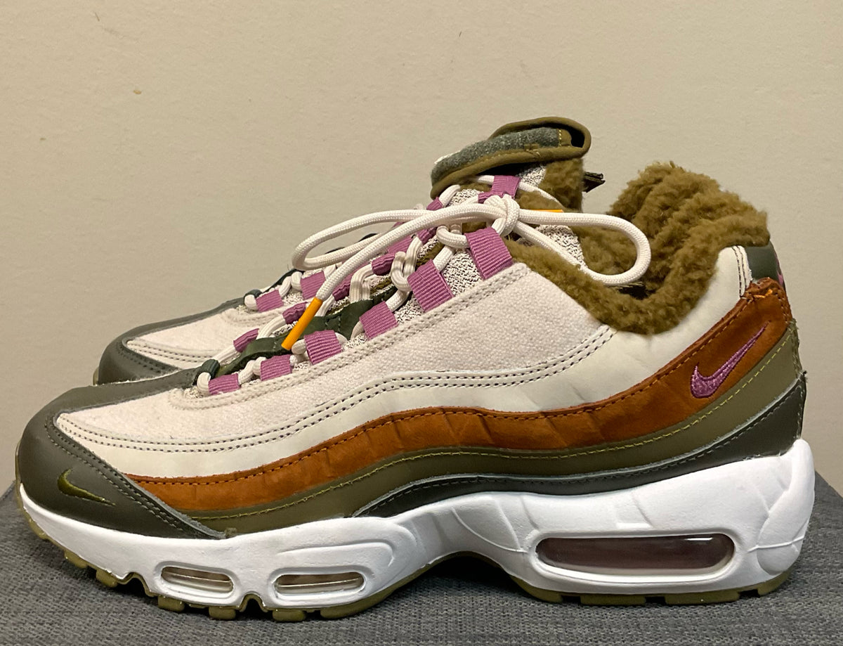 7 NIKE OLIVE AND WHITE SHOES
