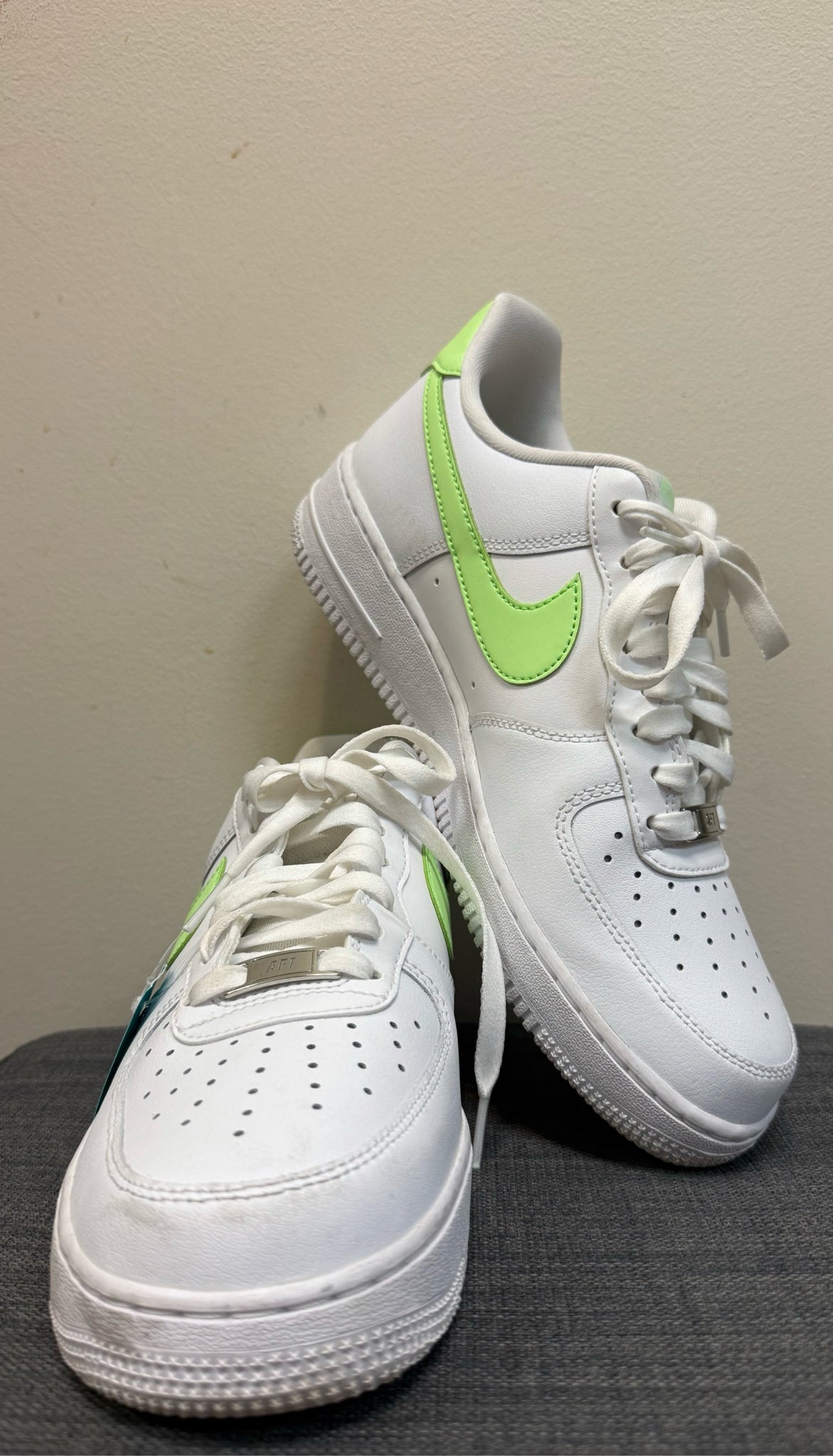 9.5 NIKE White SHOES