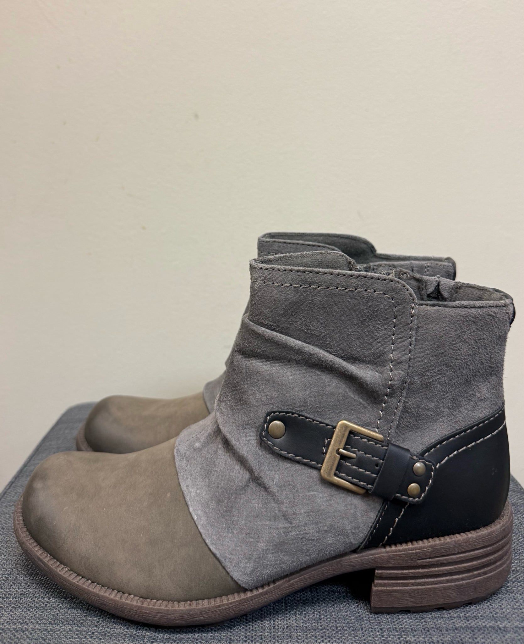 7.5 EARTH ORIGINS Gray Boots