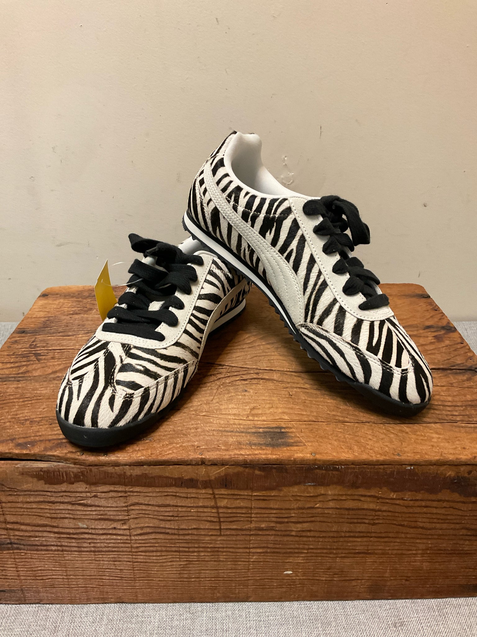9 PUMA BLACK AND WHITE Sneakers